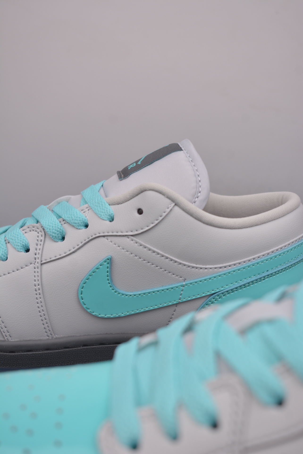  💰200 
Air Jordan 1 Low 灰蓝脚指
AJ1乔1低帮休闲板鞋 同步官方配色 
市场唯一独家头层皮打造 原鞋原档案开发 
原厂皮料 原档冲孔鞋头 正确满胶鞋垫 四线拉帮 原厂织唛标 鞋舌高弹海绵填充。
官方货号：HQ3599 0253333
Size： 36 36.5 37.5 38 38.5 39 40 40.5 41 42 42.5 43 44 45 46