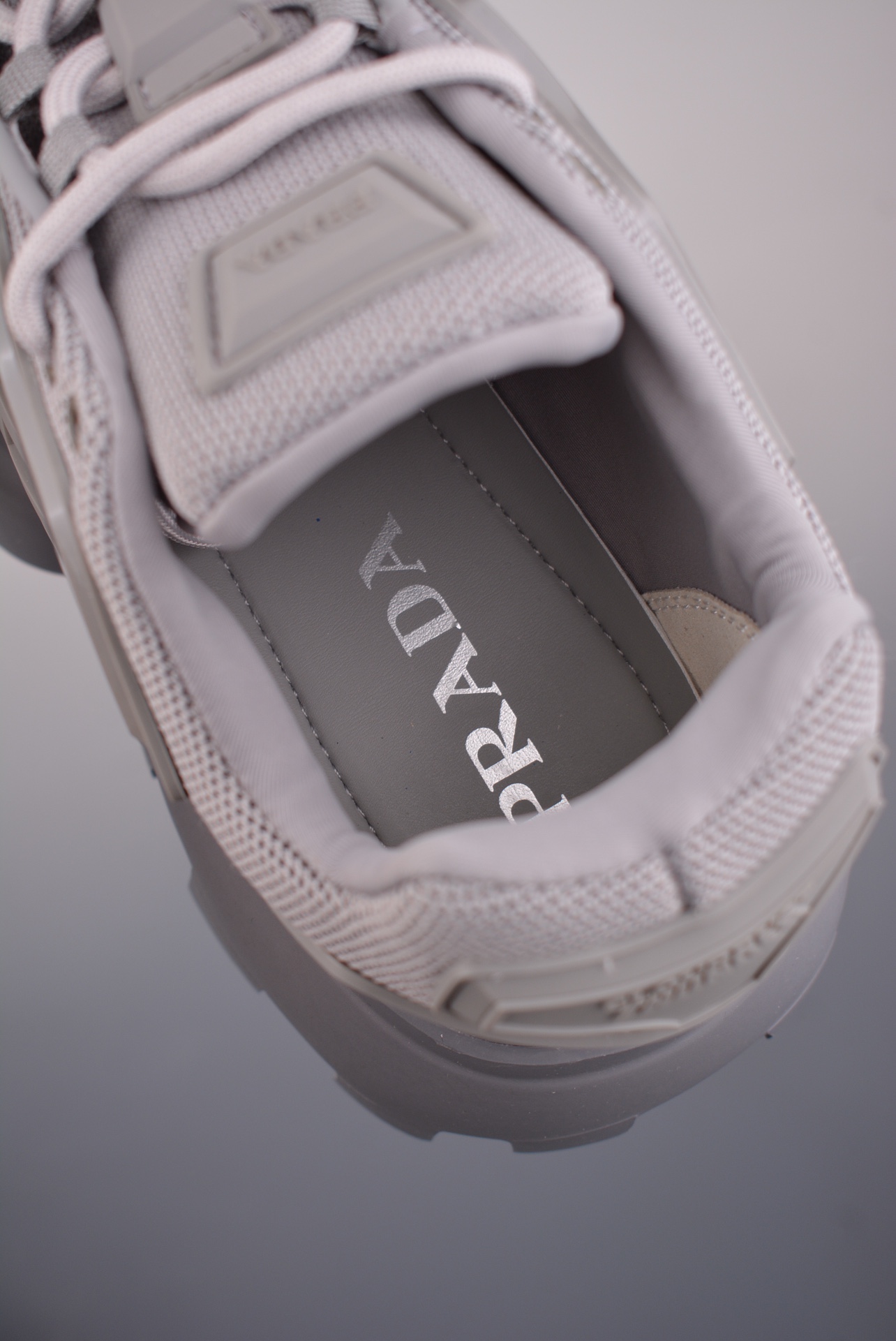 Prada 专柜款经典鞋履 9
