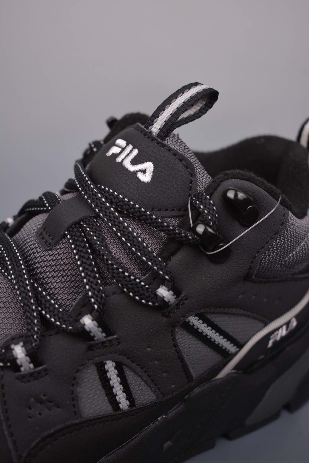  💰260 纯原版 可退换
FILA斐乐潮牌 Trek 1S WE满天星
抓绒中帮增高机能风运动鞋 实拍首发 
内里薄绒 保暖性极强
防水鞋面 防滑橡胶大底
融合不同国家和地区的文化 
通过多项联名系列充分展现品牌的多元性和潮流运动新风潮
官方货号：F12W442113FBF3633
尺码：36 36.5 37.5 38 38.5 39 40