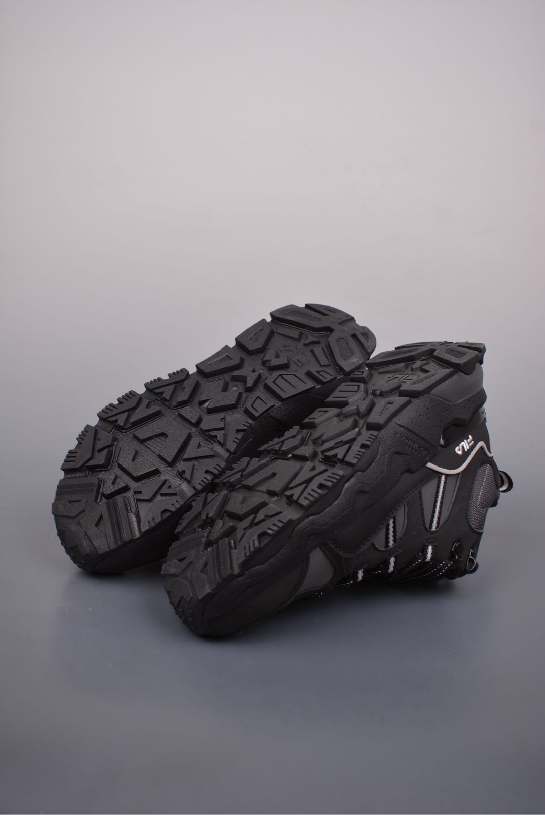  💰260 纯原版 可退换
FILA斐乐潮牌 Trek 1S WE满天星
抓绒中帮增高机能风运动鞋 实拍首发 
内里薄绒 保暖性极强
防水鞋面 防滑橡胶大底
融合不同国家和地区的文化 
通过多项联名系列充分展现品牌的多元性和潮流运动新风潮
官方货号：F12W442113FBF3633
尺码：36 36.5 37.5 38 38.5 39 40