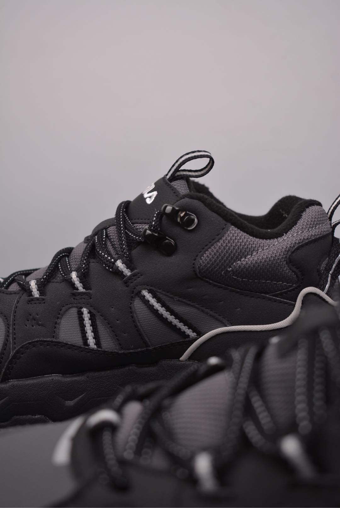  💰260 纯原版 可退换
FILA斐乐潮牌 Trek 1S WE满天星
抓绒中帮增高机能风运动鞋 实拍首发 
内里薄绒 保暖性极强
防水鞋面 防滑橡胶大底
融合不同国家和地区的文化 
通过多项联名系列充分展现品牌的多元性和潮流运动新风潮
官方货号：F12W442113FBF3633
尺码：36 36.5 37.5 38 38.5 39 40