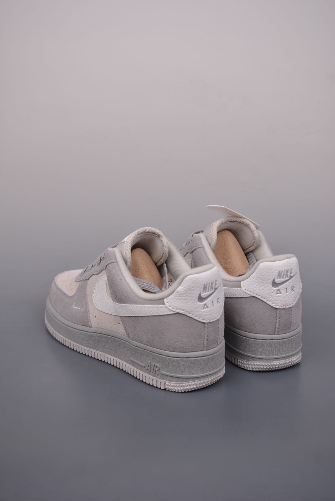  💰170真标💰200公司级💰240纯原版
NK Air Force 1 Low 纯原版
原楦头原纸板 打造纯正空军版型
专注外贸渠道 全掌内置蜂窝气垫 
原盒配件 原厂中底钢印、拉帮完美   
官方货号：HV3867 0772622
Size：36 36.5 37.5 38 38.5 39 40 40.5 41 42 42.5 43 44 45 
