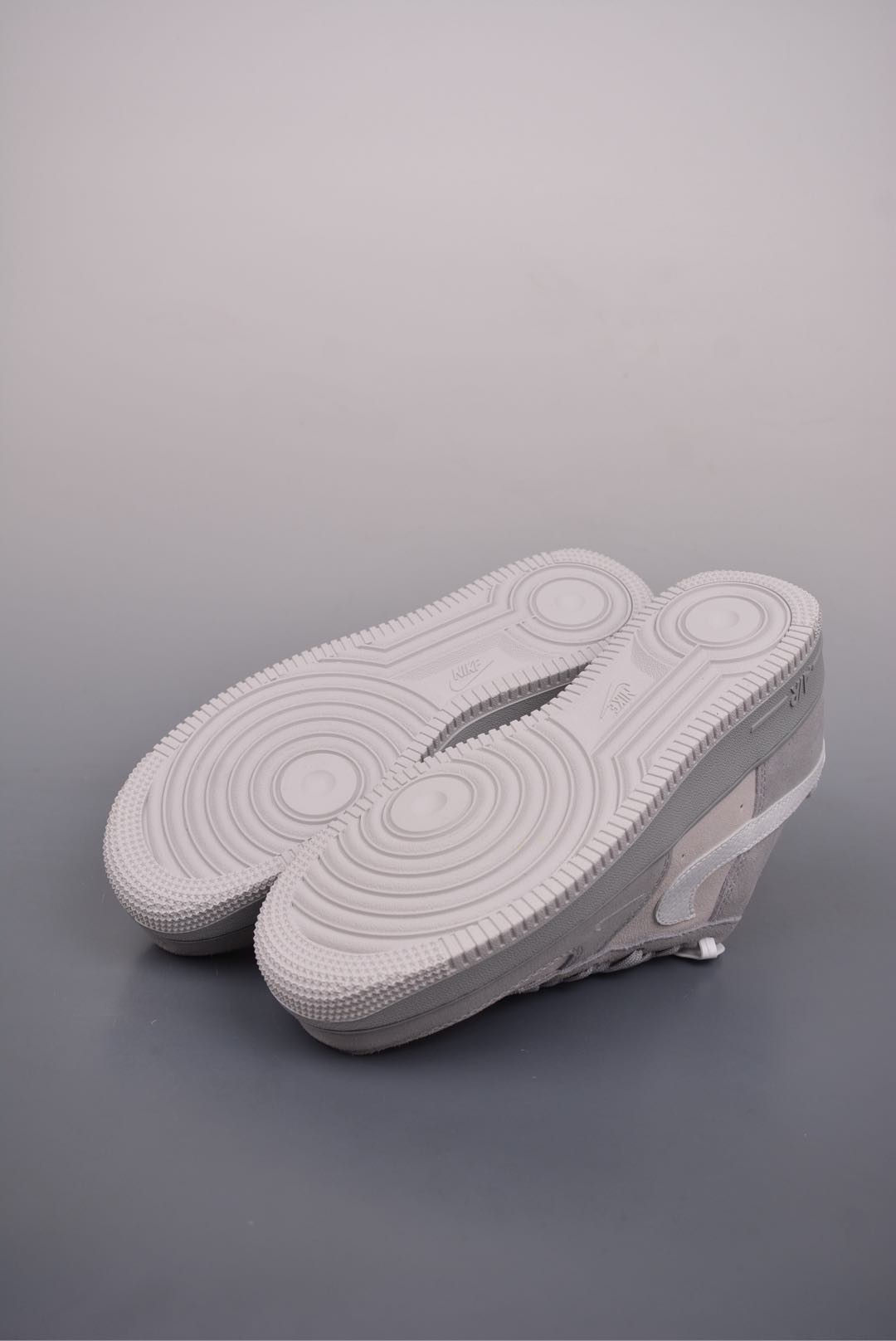  💰170真标💰200公司级💰240纯原版
NK Air Force 1 Low 纯原版
原楦头原纸板 打造纯正空军版型
专注外贸渠道 全掌内置蜂窝气垫 
原盒配件 原厂中底钢印、拉帮完美   
官方货号：HV3867 0772622
Size：36 36.5 37.5 38 38.5 39 40 40.5 41 42 42.5 43 44 45 
