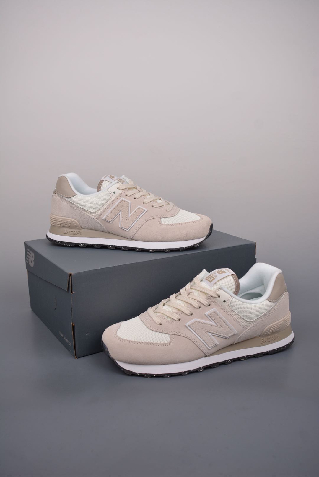  💰200 纯原版 可退换
NB新百伦New Balance U574
低帮复古休闲运动慢跑鞋 纯原版本
采用猪巴革组合网织物鞋面材质
全新4层组合独立私模大底
官方货号: U574SE22722
尺码：36 37 37.5 38 38.5 39.5 40 40.5 41.5 42 42.5 43 44 44.5 45 
