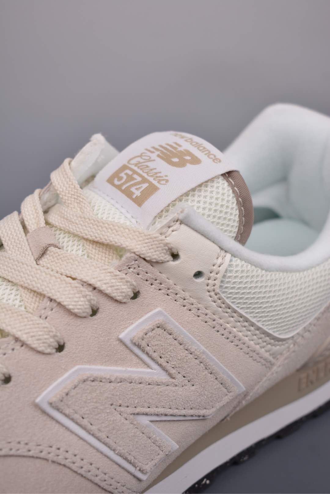  💰200 纯原版 可退换
NB新百伦New Balance U574
低帮复古休闲运动慢跑鞋 纯原版本
采用猪巴革组合网织物鞋面材质
全新4层组合独立私模大底
官方货号: U574SE22722
尺码：36 37 37.5 38 38.5 39.5 40 40.5 41.5 42 42.5 43 44 44.5 45 

