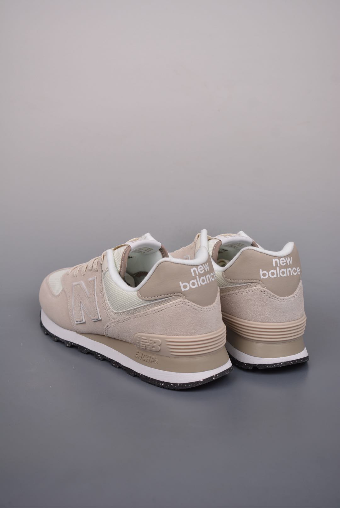  💰200 纯原版 可退换
NB新百伦New Balance U574
低帮复古休闲运动慢跑鞋 纯原版本
采用猪巴革组合网织物鞋面材质
全新4层组合独立私模大底
官方货号: U574SE22722
尺码：36 37 37.5 38 38.5 39.5 40 40.5 41.5 42 42.5 43 44 44.5 45 
