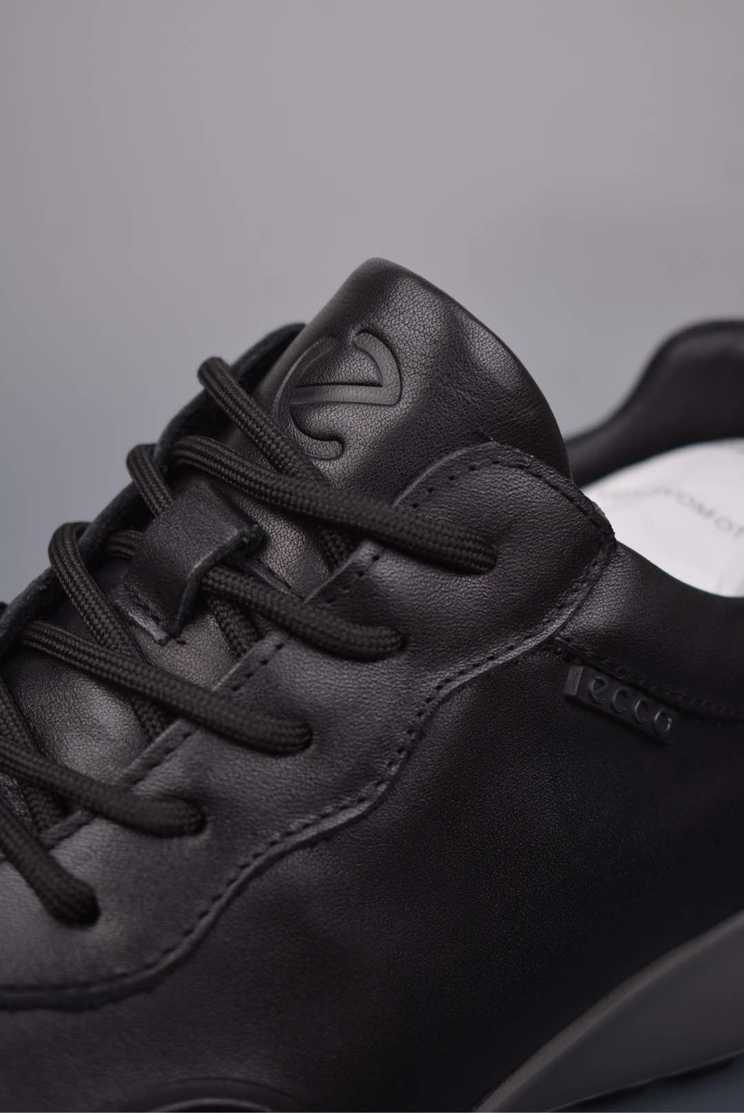  💰380 纯原版 可退换
ECCO爱步休闲运动鞋男 
纯色拼接防滑耐磨运动鞋 
复古跑鞋系列新品 精选全优质牛皮 柔软亲肤
打造轻盈漫步感 小蛮腰收腰鞋型设计 
上脚显瘦 质感丰富 彰显个性 
华夫鞋底 直接注塑工艺连接鞋面与鞋底
一体成型PU中底 橡胶大底
舒适畅跑不易滑 复古风潮
以撞色组合演绎经典复古之风 
伴你高能出街 活力出行 
官方货号: 4152282135
尺码：38 39 40 41 42 43 44（皮鞋码）