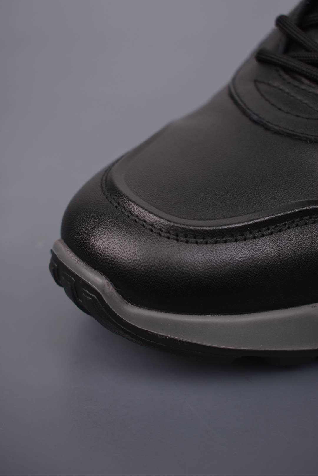  💰380 纯原版 可退换
ECCO爱步休闲运动鞋男 
纯色拼接防滑耐磨运动鞋 
复古跑鞋系列新品 精选全优质牛皮 柔软亲肤
打造轻盈漫步感 小蛮腰收腰鞋型设计 
上脚显瘦 质感丰富 彰显个性 
华夫鞋底 直接注塑工艺连接鞋面与鞋底
一体成型PU中底 橡胶大底
舒适畅跑不易滑 复古风潮
以撞色组合演绎经典复古之风 
伴你高能出街 活力出行 
官方货号: 4152282135
尺码：38 39 40 41 42 43 44（皮鞋码）