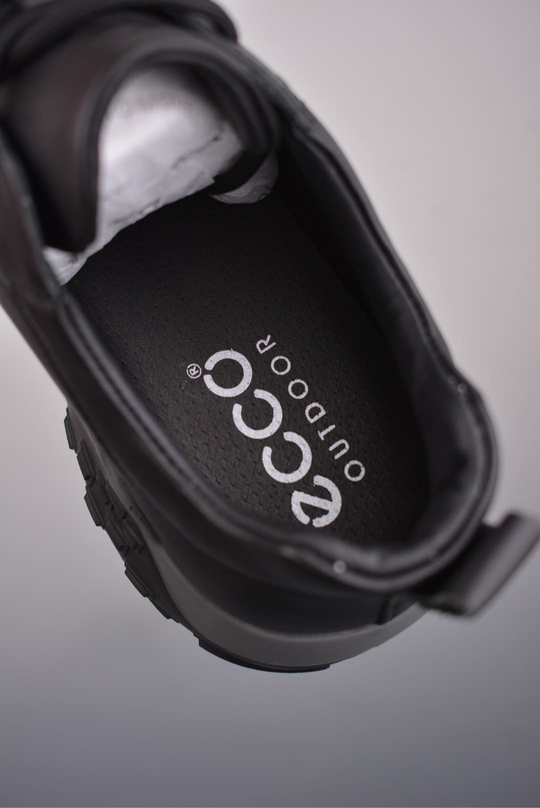  💰380 纯原版 可退换
ECCO爱步休闲运动鞋男 
纯色拼接防滑耐磨运动鞋 
复古跑鞋系列新品 精选全优质牛皮 柔软亲肤
打造轻盈漫步感 小蛮腰收腰鞋型设计 
上脚显瘦 质感丰富 彰显个性 
华夫鞋底 直接注塑工艺连接鞋面与鞋底
一体成型PU中底 橡胶大底
舒适畅跑不易滑 复古风潮
以撞色组合演绎经典复古之风 
伴你高能出街 活力出行 
官方货号: 4152282135
尺码：38 39 40 41 42 43 44（皮鞋码）