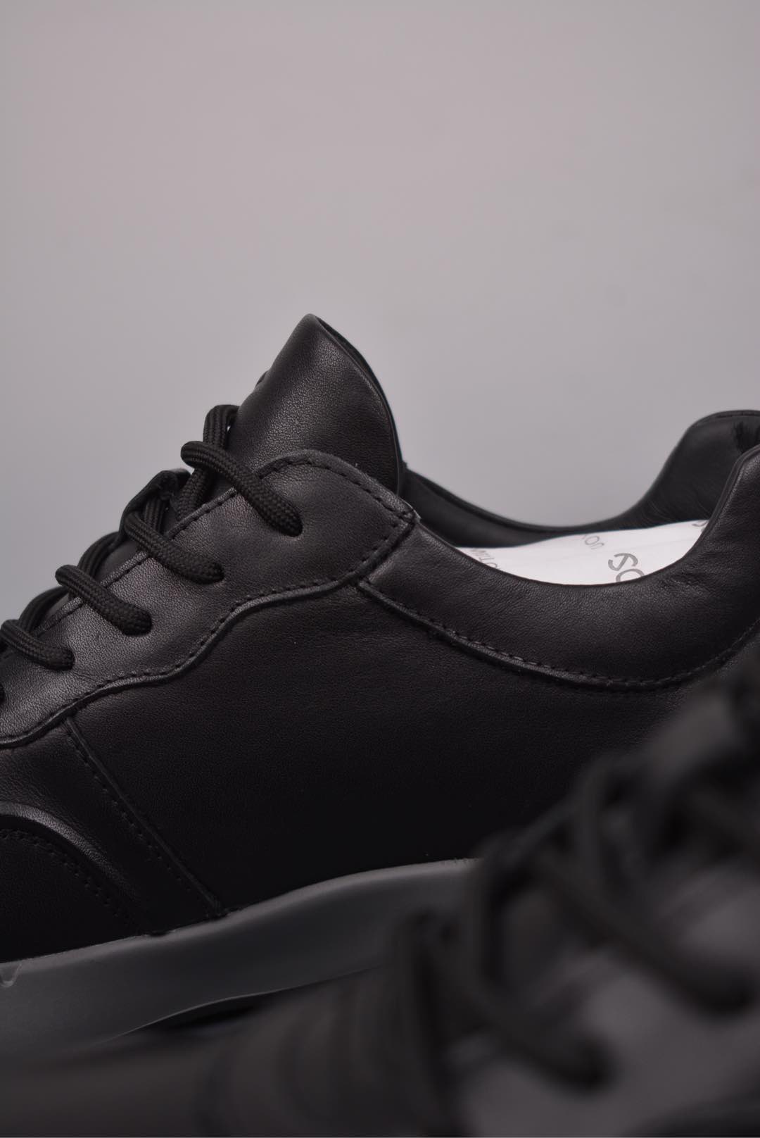  💰380 纯原版 可退换
ECCO爱步休闲运动鞋男 
纯色拼接防滑耐磨运动鞋 
复古跑鞋系列新品 精选全优质牛皮 柔软亲肤
打造轻盈漫步感 小蛮腰收腰鞋型设计 
上脚显瘦 质感丰富 彰显个性 
华夫鞋底 直接注塑工艺连接鞋面与鞋底
一体成型PU中底 橡胶大底
舒适畅跑不易滑 复古风潮
以撞色组合演绎经典复古之风 
伴你高能出街 活力出行 
官方货号: 4152282135
尺码：38 39 40 41 42 43 44（皮鞋码）