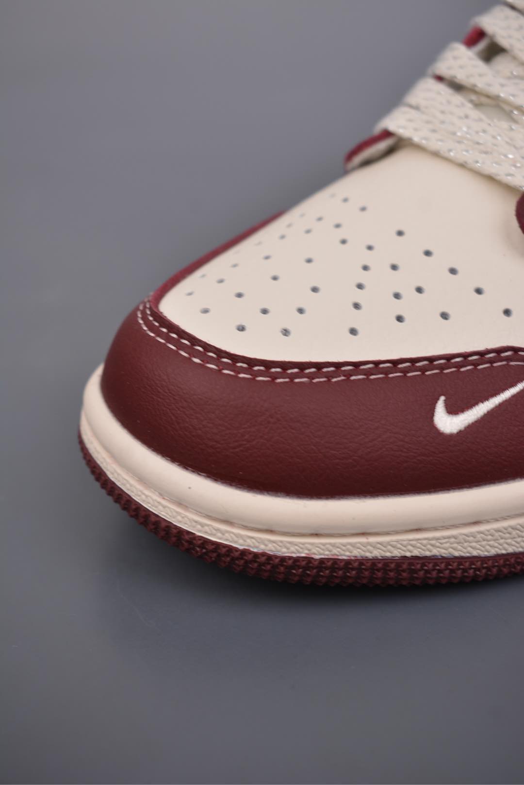  💰320 纯原版 可退换
NK Jordan Air Jordan 1 北面联名
纯原大厂出品 极力推荐
定制鞋盒 大厂纯原品质出货 
超高清洁度 皮料切割干净无任何毛边 细节完美 
官方货号：XX2422 022331133
Size: 36 36.5 37.5 38 38.5 39 40 40.5 41 42 42.5 43 44 44.5 45