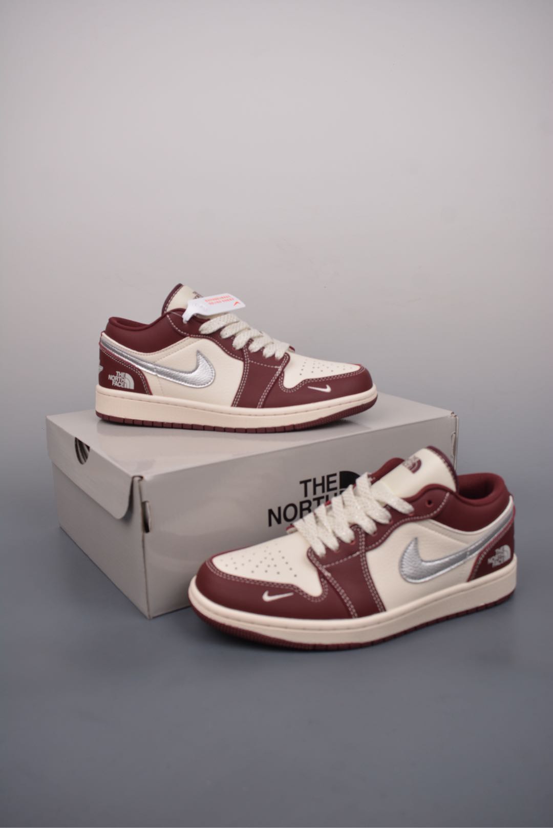  💰320 纯原版 可退换
NK Jordan Air Jordan 1 北面联名
纯原大厂出品 极力推荐
定制鞋盒 大厂纯原品质出货 
超高清洁度 皮料切割干净无任何毛边 细节完美 
官方货号：XX2422 022331133
Size: 36 36.5 37.5 38 38.5 39 40 40.5 41 42 42.5 43 44 44.5 45