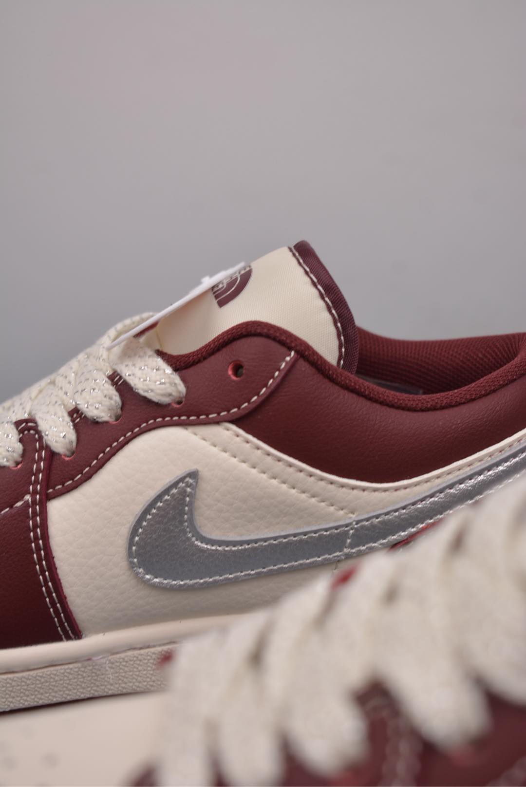  💰320 纯原版 可退换
NK Jordan Air Jordan 1 北面联名
纯原大厂出品 极力推荐
定制鞋盒 大厂纯原品质出货 
超高清洁度 皮料切割干净无任何毛边 细节完美 
官方货号：XX2422 022331133
Size: 36 36.5 37.5 38 38.5 39 40 40.5 41 42 42.5 43 44 44.5 45