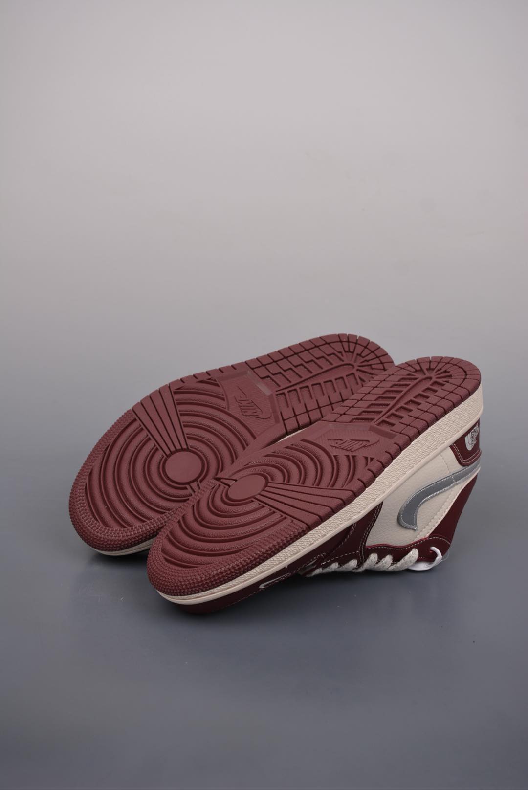  💰320 纯原版 可退换
NK Jordan Air Jordan 1 北面联名
纯原大厂出品 极力推荐
定制鞋盒 大厂纯原品质出货 
超高清洁度 皮料切割干净无任何毛边 细节完美 
官方货号：XX2422 022331133
Size: 36 36.5 37.5 38 38.5 39 40 40.5 41 42 42.5 43 44 44.5 45