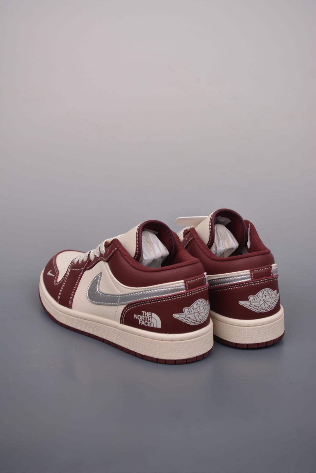  💰320 纯原版 可退换
NK Jordan Air Jordan 1 北面联名
纯原大厂出品 极力推荐
定制鞋盒 大厂纯原品质出货 
超高清洁度 皮料切割干净无任何毛边 细节完美 
官方货号：XX2422 022331133
Size: 36 36.5 37.5 38 38.5 39 40 40.5 41 42 42.5 43 44 44.5 45