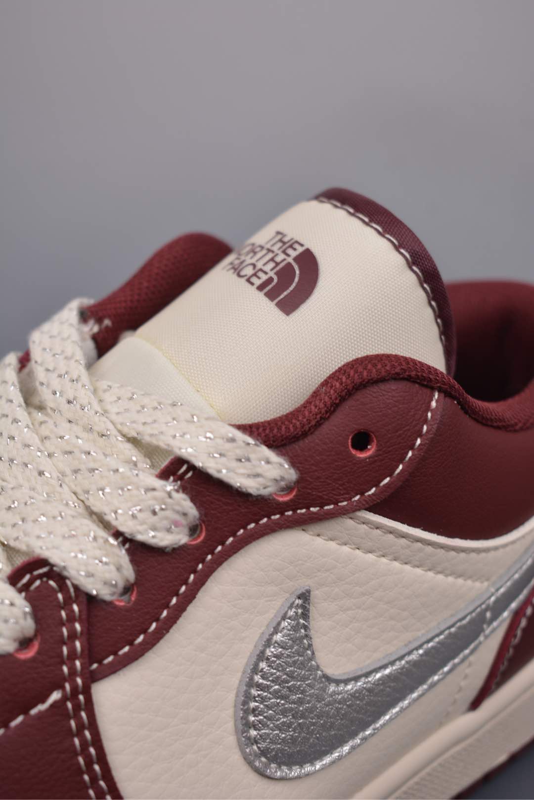  💰320 纯原版 可退换
NK Jordan Air Jordan 1 北面联名
纯原大厂出品 极力推荐
定制鞋盒 大厂纯原品质出货 
超高清洁度 皮料切割干净无任何毛边 细节完美 
官方货号：XX2422 022331133
Size: 36 36.5 37.5 38 38.5 39 40 40.5 41 42 42.5 43 44 44.5 45