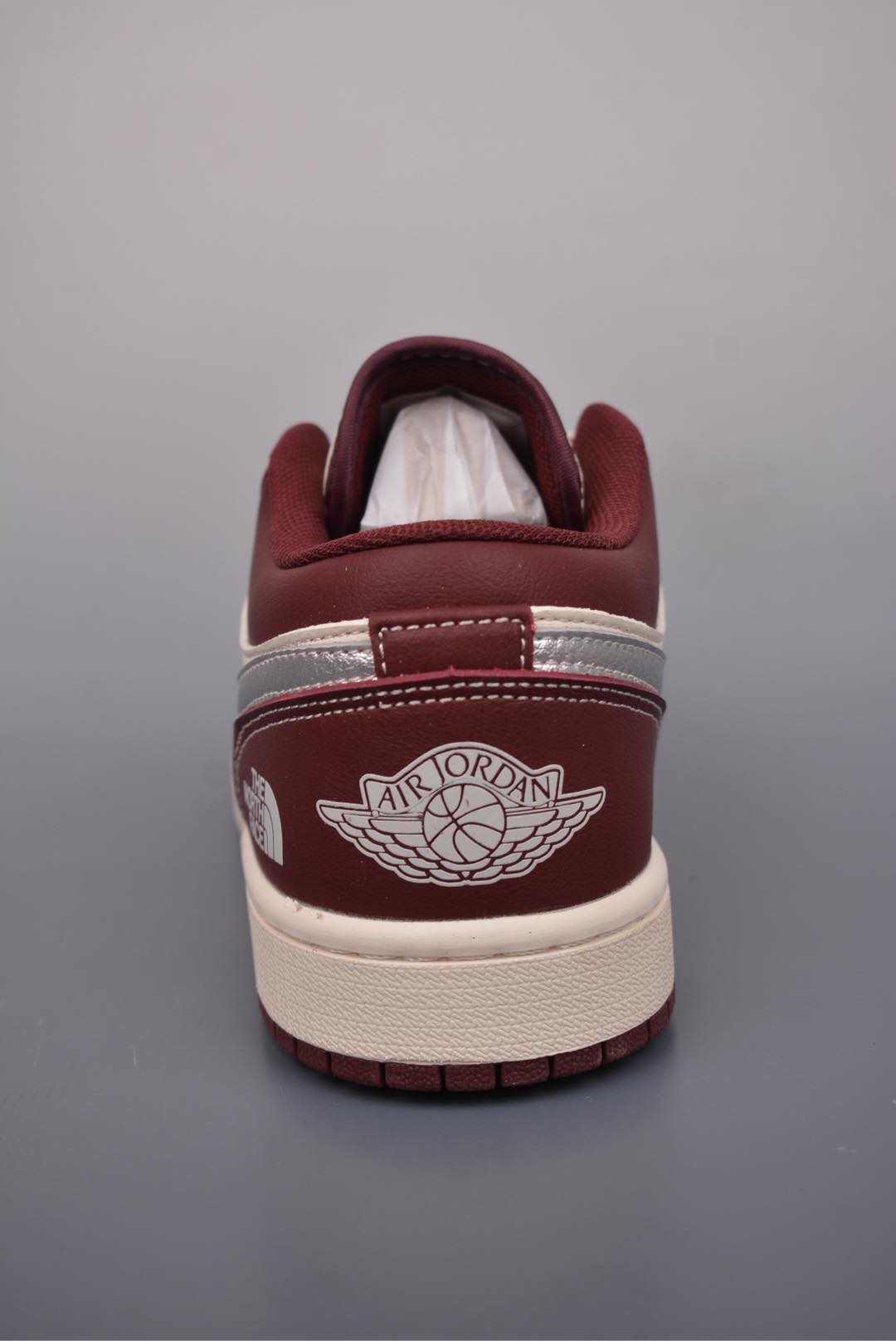  💰320 纯原版 可退换
NK Jordan Air Jordan 1 北面联名
纯原大厂出品 极力推荐
定制鞋盒 大厂纯原品质出货 
超高清洁度 皮料切割干净无任何毛边 细节完美 
官方货号：XX2422 022331133
Size: 36 36.5 37.5 38 38.5 39 40 40.5 41 42 42.5 43 44 44.5 45