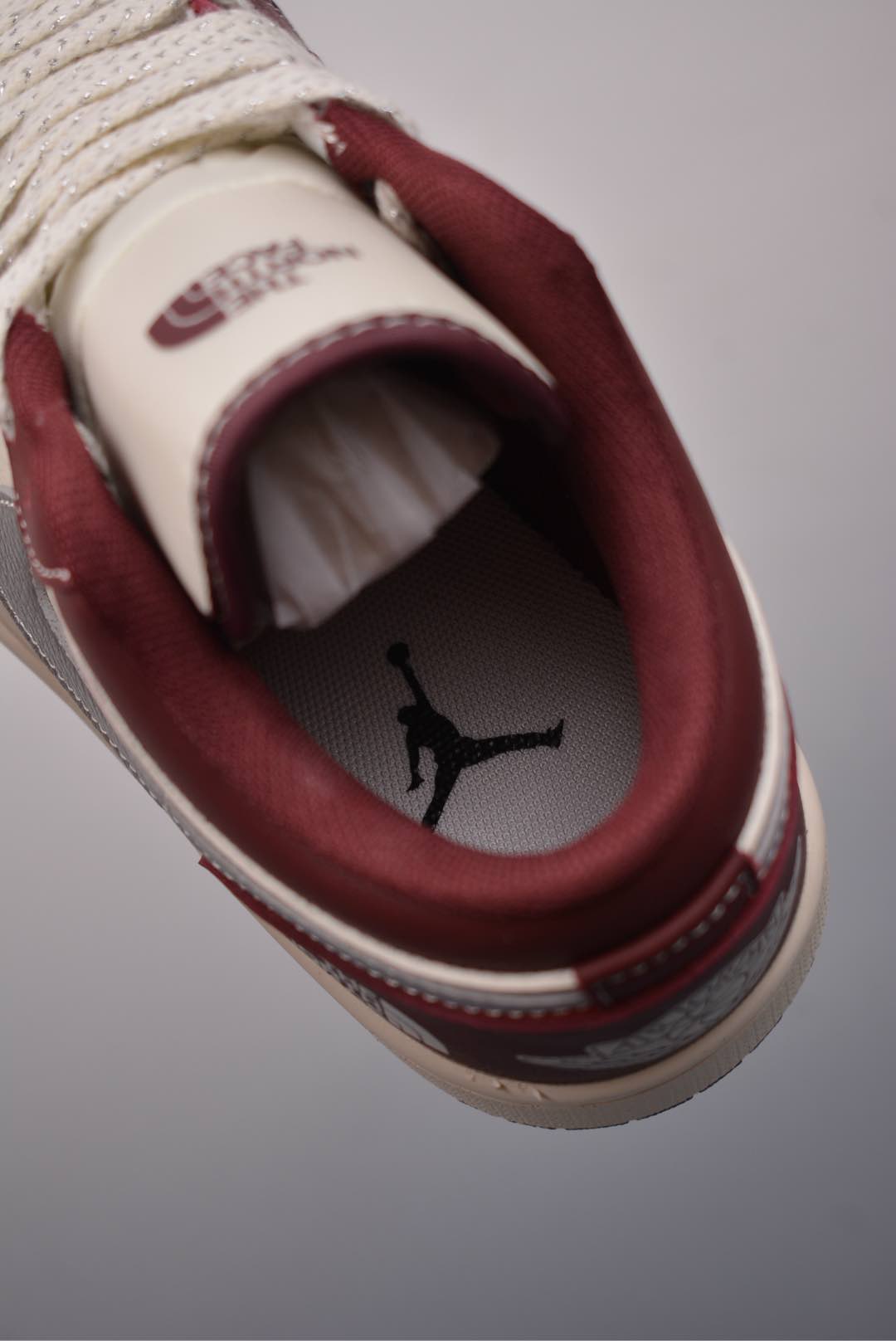  💰320 纯原版 可退换
NK Jordan Air Jordan 1 北面联名
纯原大厂出品 极力推荐
定制鞋盒 大厂纯原品质出货 
超高清洁度 皮料切割干净无任何毛边 细节完美 
官方货号：XX2422 022331133
Size: 36 36.5 37.5 38 38.5 39 40 40.5 41 42 42.5 43 44 44.5 45