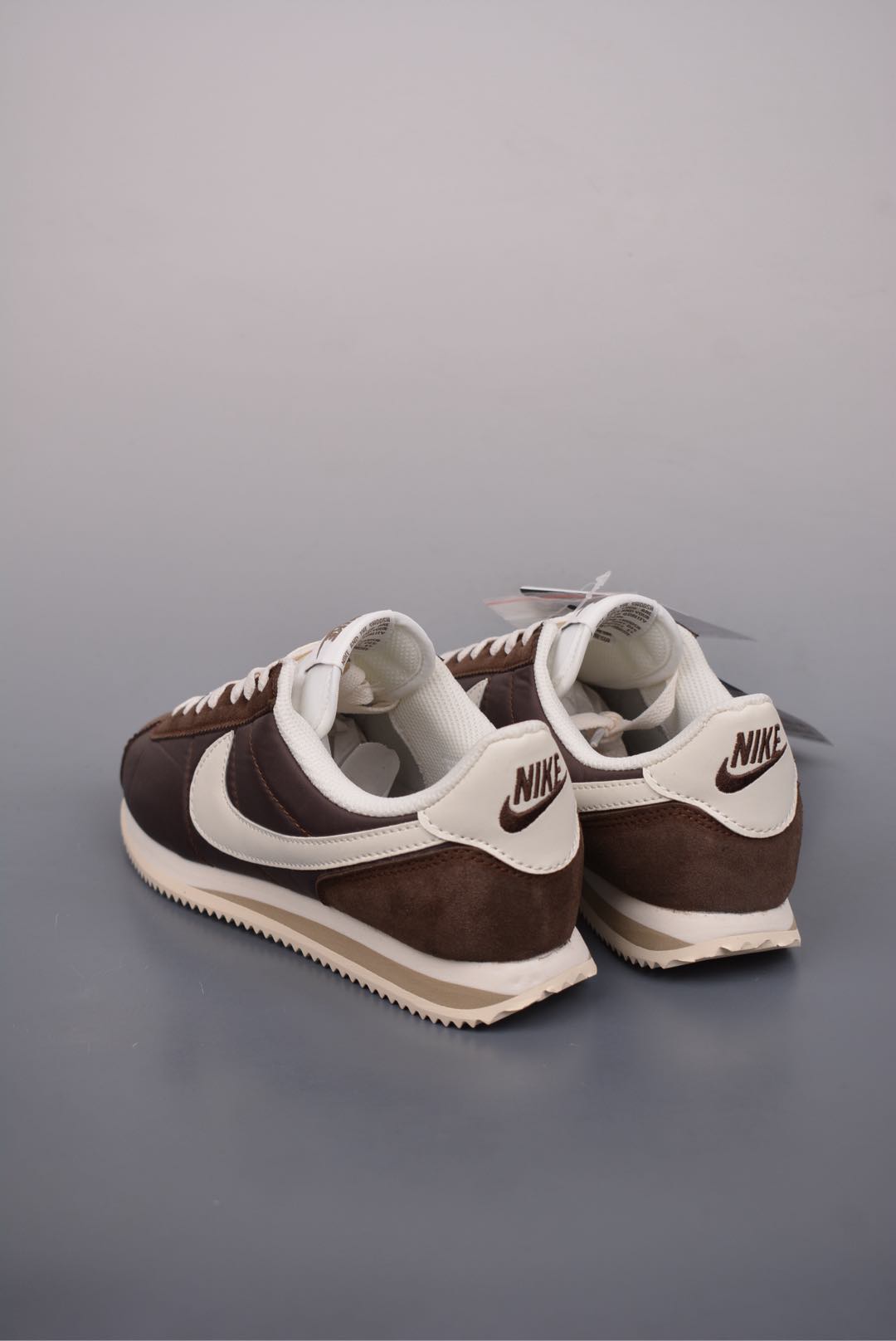  💰150真标💰170公司级💰200纯原版
原装渠道订单 实体充正操作
NK Classic Cortez Leather 
秉承元年款经典风格 糅合防水鞋面设计
传统鞋带系统和覆面设计增强贴合感
提升耐久性 彰显经典风格
EVA 泡棉中底轻盈缓震
纯色橡胶外底搭配人字形底纹
缔造出色耐久性和多向抓地力
天猫订单本实体可操作原价款
官方货号: DZ2795 2002226
SIZE : 36 36.5 37 38 38.5 39 40 40.5 41 42 42.5 43 44 45