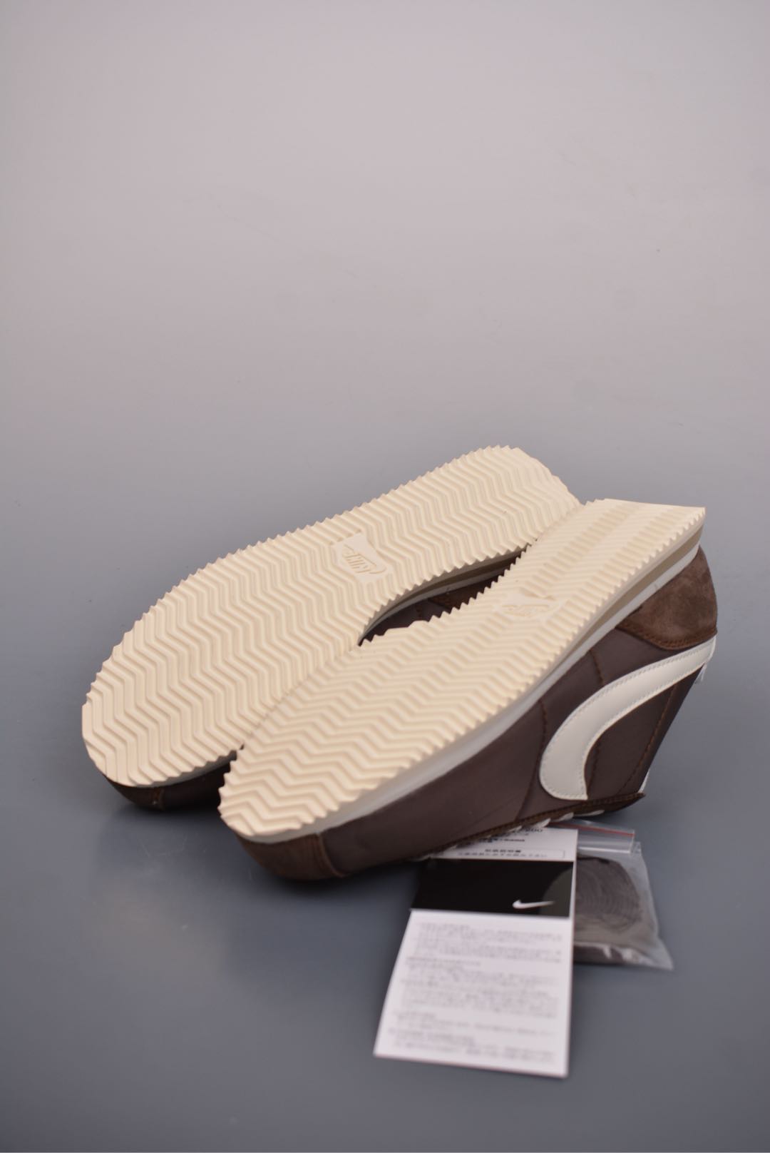  💰150真标💰170公司级💰200纯原版
原装渠道订单 实体充正操作
NK Classic Cortez Leather 
秉承元年款经典风格 糅合防水鞋面设计
传统鞋带系统和覆面设计增强贴合感
提升耐久性 彰显经典风格
EVA 泡棉中底轻盈缓震
纯色橡胶外底搭配人字形底纹
缔造出色耐久性和多向抓地力
天猫订单本实体可操作原价款
官方货号: DZ2795 2002226
SIZE : 36 36.5 37 38 38.5 39 40 40.5 41 42 42.5 43 44 45