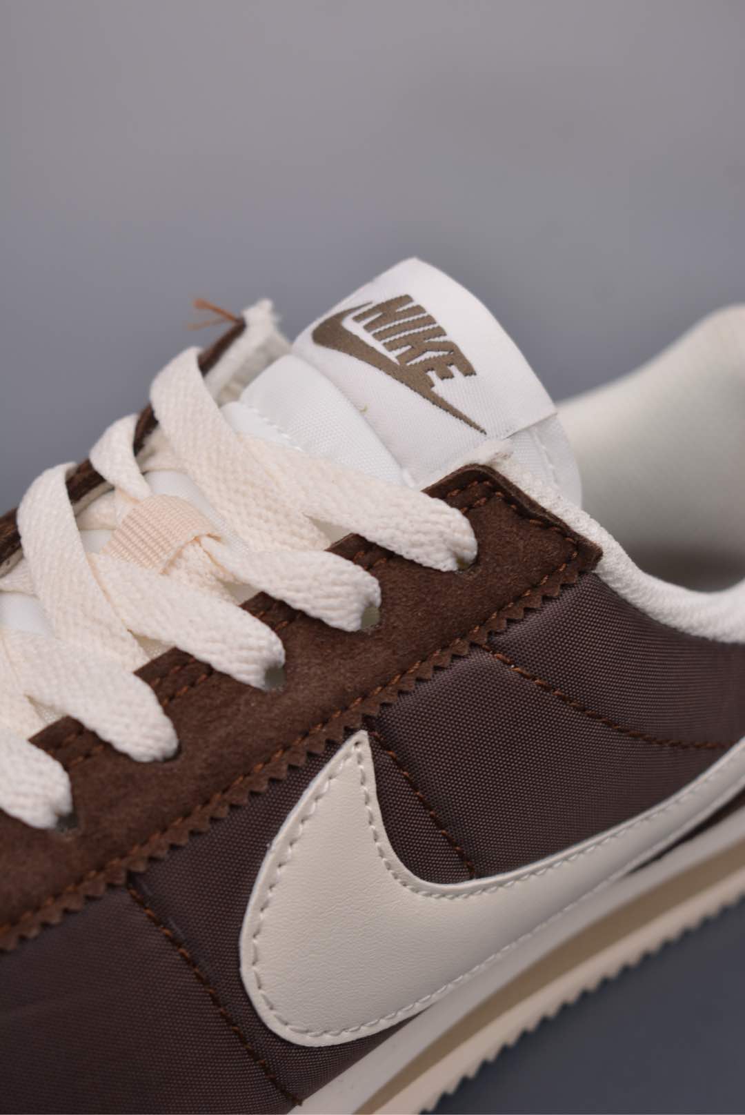  💰150真标💰170公司级💰200纯原版
原装渠道订单 实体充正操作
NK Classic Cortez Leather 
秉承元年款经典风格 糅合防水鞋面设计
传统鞋带系统和覆面设计增强贴合感
提升耐久性 彰显经典风格
EVA 泡棉中底轻盈缓震
纯色橡胶外底搭配人字形底纹
缔造出色耐久性和多向抓地力
天猫订单本实体可操作原价款
官方货号: DZ2795 2002226
SIZE : 36 36.5 37 38 38.5 39 40 40.5 41 42 42.5 43 44 45