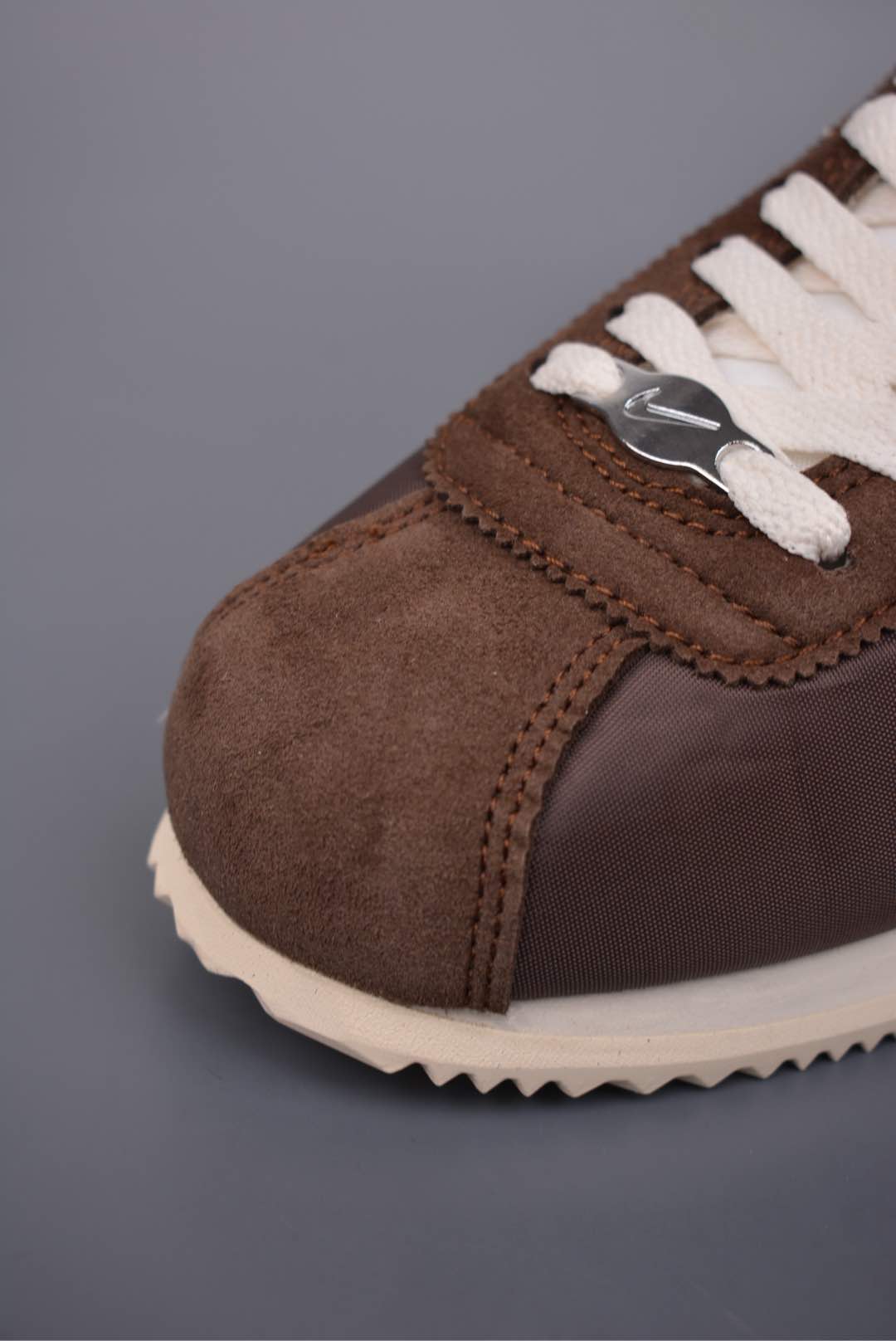  💰150真标💰170公司级💰200纯原版
原装渠道订单 实体充正操作
NK Classic Cortez Leather 
秉承元年款经典风格 糅合防水鞋面设计
传统鞋带系统和覆面设计增强贴合感
提升耐久性 彰显经典风格
EVA 泡棉中底轻盈缓震
纯色橡胶外底搭配人字形底纹
缔造出色耐久性和多向抓地力
天猫订单本实体可操作原价款
官方货号: DZ2795 2002226
SIZE : 36 36.5 37 38 38.5 39 40 40.5 41 42 42.5 43 44 45