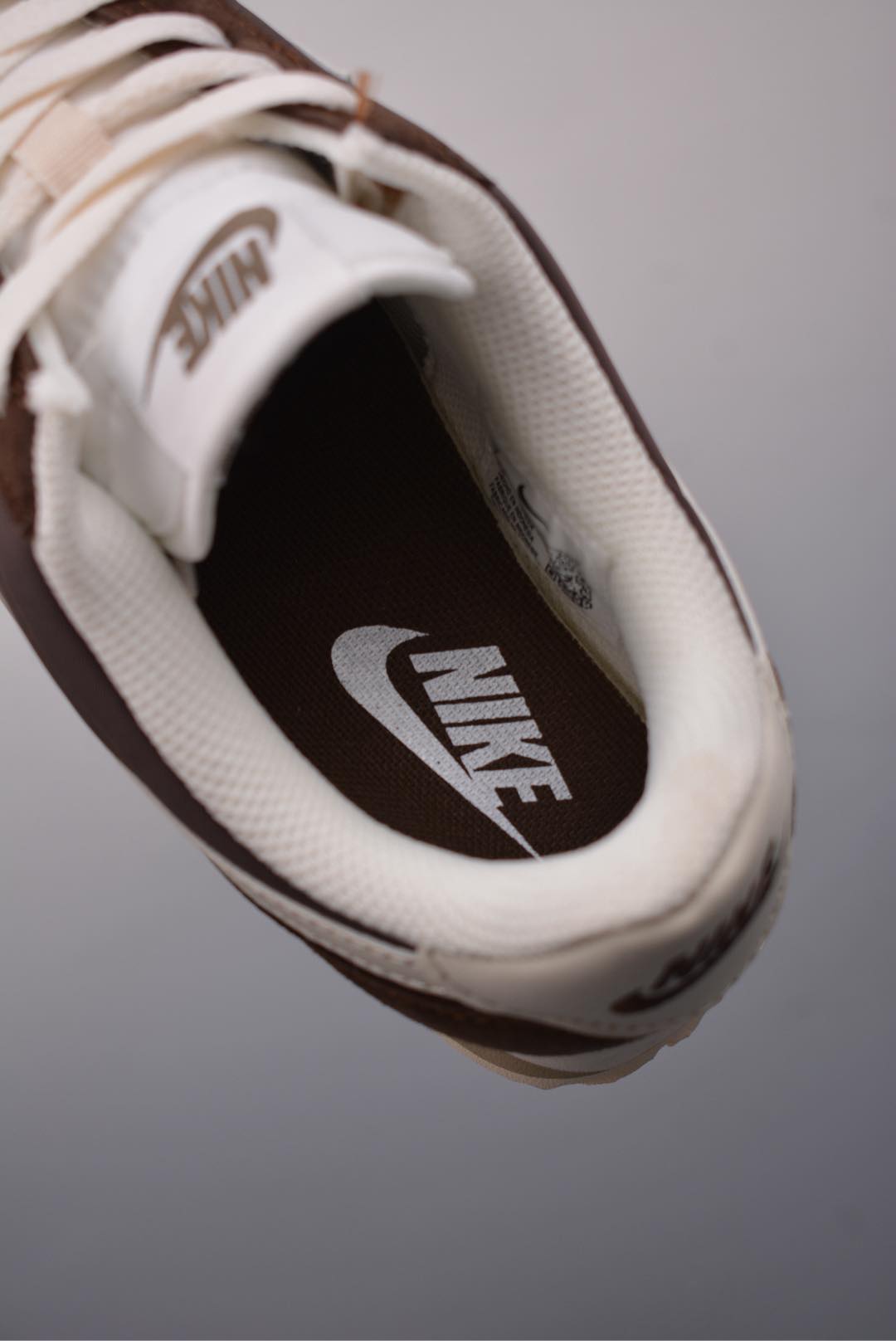  💰150真标💰170公司级💰200纯原版
原装渠道订单 实体充正操作
NK Classic Cortez Leather 
秉承元年款经典风格 糅合防水鞋面设计
传统鞋带系统和覆面设计增强贴合感
提升耐久性 彰显经典风格
EVA 泡棉中底轻盈缓震
纯色橡胶外底搭配人字形底纹
缔造出色耐久性和多向抓地力
天猫订单本实体可操作原价款
官方货号: DZ2795 2002226
SIZE : 36 36.5 37 38 38.5 39 40 40.5 41 42 42.5 43 44 45