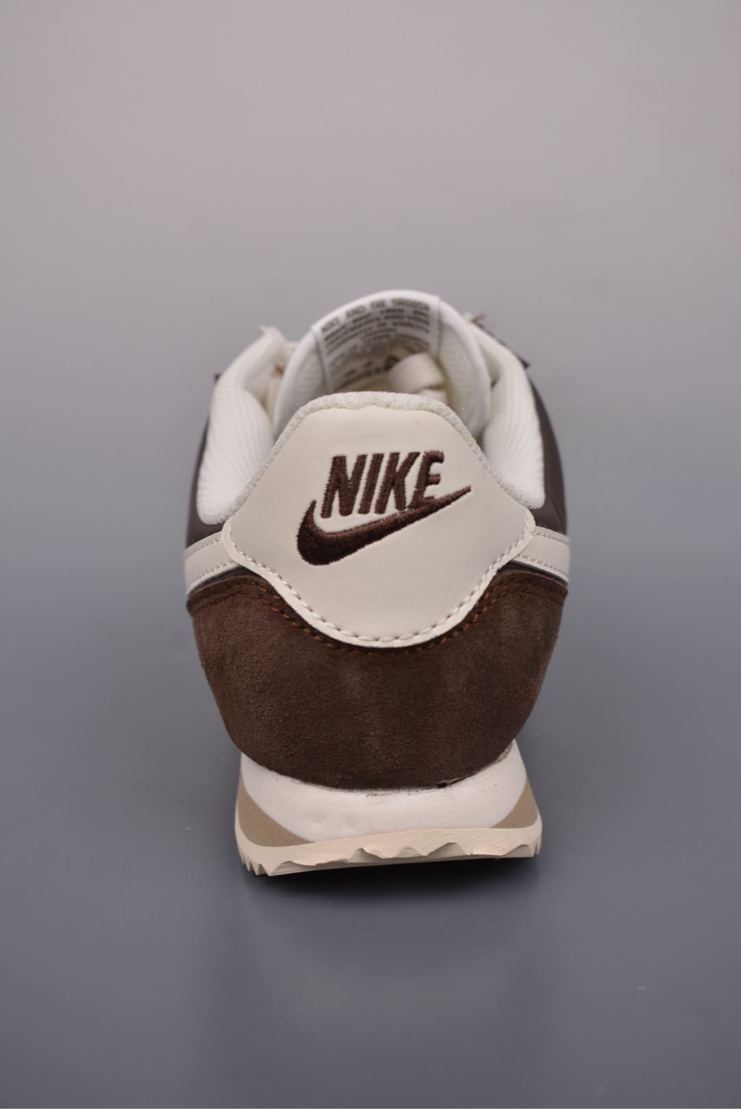  💰150真标💰170公司级💰200纯原版
原装渠道订单 实体充正操作
NK Classic Cortez Leather 
秉承元年款经典风格 糅合防水鞋面设计
传统鞋带系统和覆面设计增强贴合感
提升耐久性 彰显经典风格
EVA 泡棉中底轻盈缓震
纯色橡胶外底搭配人字形底纹
缔造出色耐久性和多向抓地力
天猫订单本实体可操作原价款
官方货号: DZ2795 2002226
SIZE : 36 36.5 37 38 38.5 39 40 40.5 41 42 42.5 43 44 45