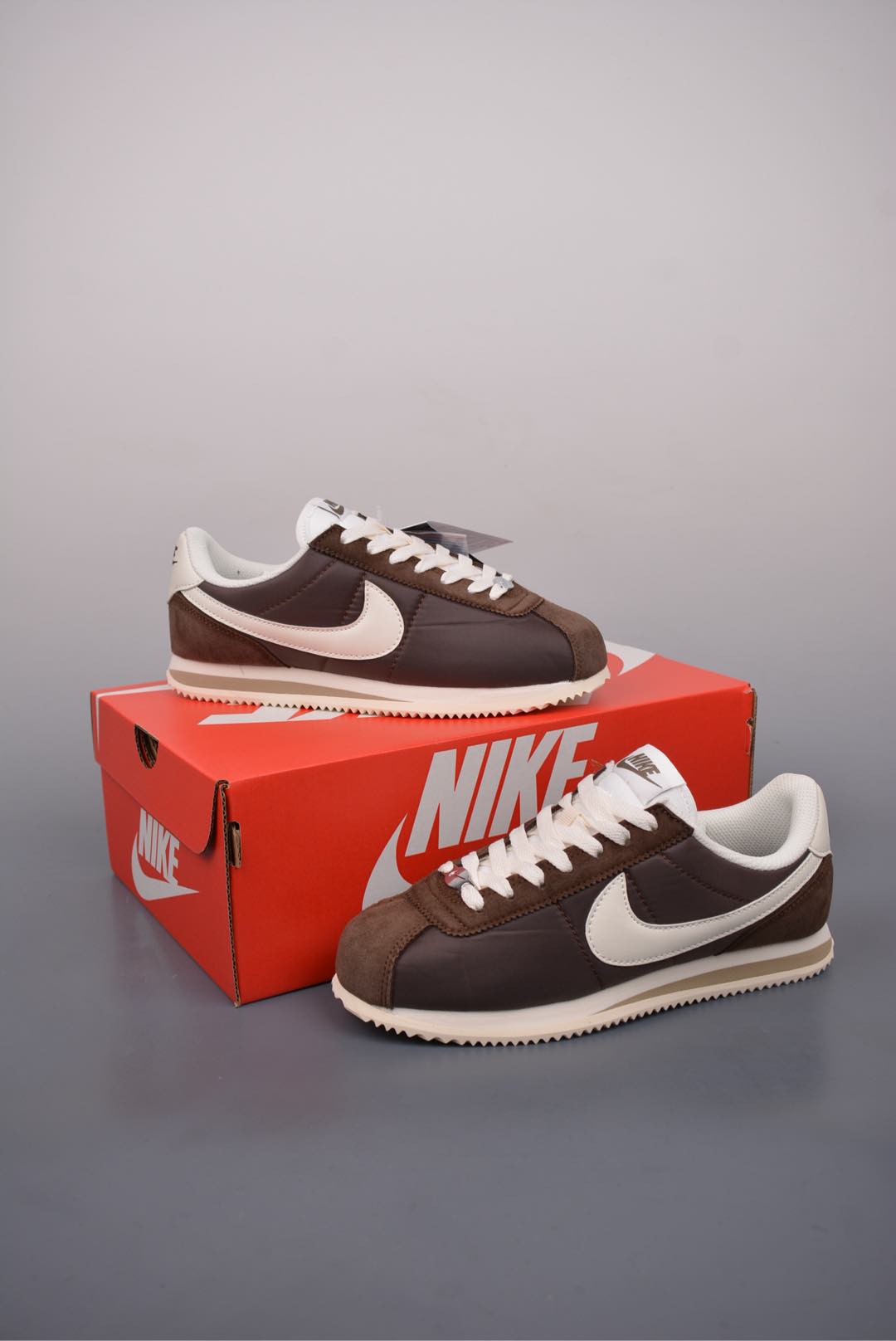  💰150真标💰170公司级💰200纯原版
原装渠道订单 实体充正操作
NK Classic Cortez Leather 
秉承元年款经典风格 糅合防水鞋面设计
传统鞋带系统和覆面设计增强贴合感
提升耐久性 彰显经典风格
EVA 泡棉中底轻盈缓震
纯色橡胶外底搭配人字形底纹
缔造出色耐久性和多向抓地力
天猫订单本实体可操作原价款
官方货号: DZ2795 2002226
SIZE : 36 36.5 37 38 38.5 39 40 40.5 41 42 42.5 43 44 45