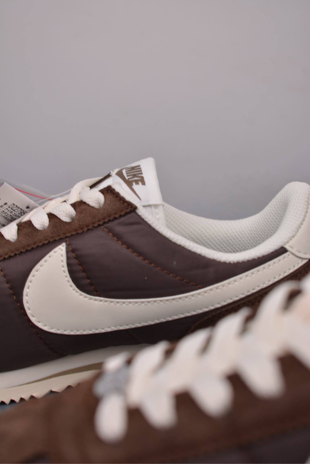  💰150真标💰170公司级💰200纯原版
原装渠道订单 实体充正操作
NK Classic Cortez Leather 
秉承元年款经典风格 糅合防水鞋面设计
传统鞋带系统和覆面设计增强贴合感
提升耐久性 彰显经典风格
EVA 泡棉中底轻盈缓震
纯色橡胶外底搭配人字形底纹
缔造出色耐久性和多向抓地力
天猫订单本实体可操作原价款
官方货号: DZ2795 2002226
SIZE : 36 36.5 37 38 38.5 39 40 40.5 41 42 42.5 43 44 45
