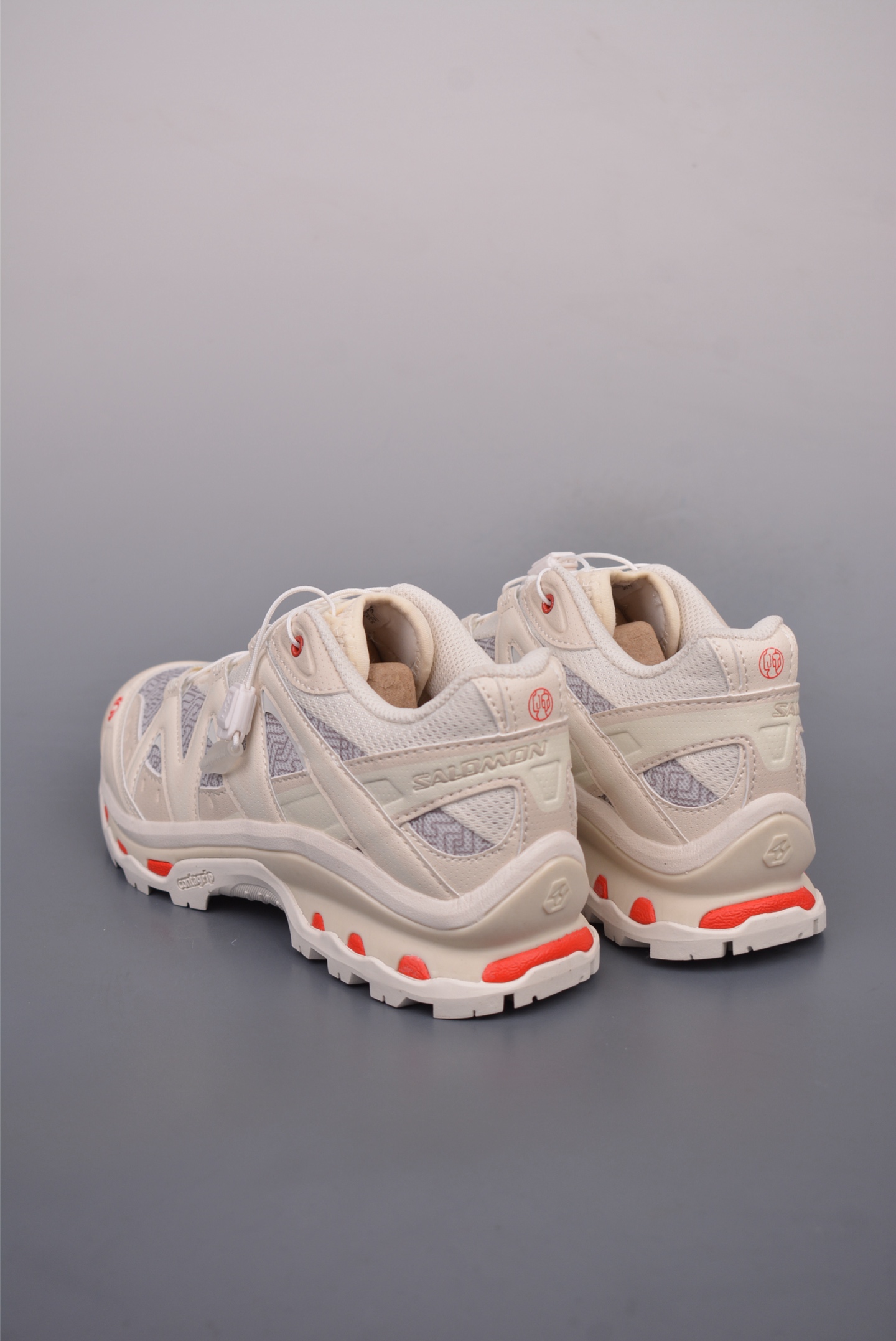 [Salomon Series] Made of a combination of breathable mesh and protective leat