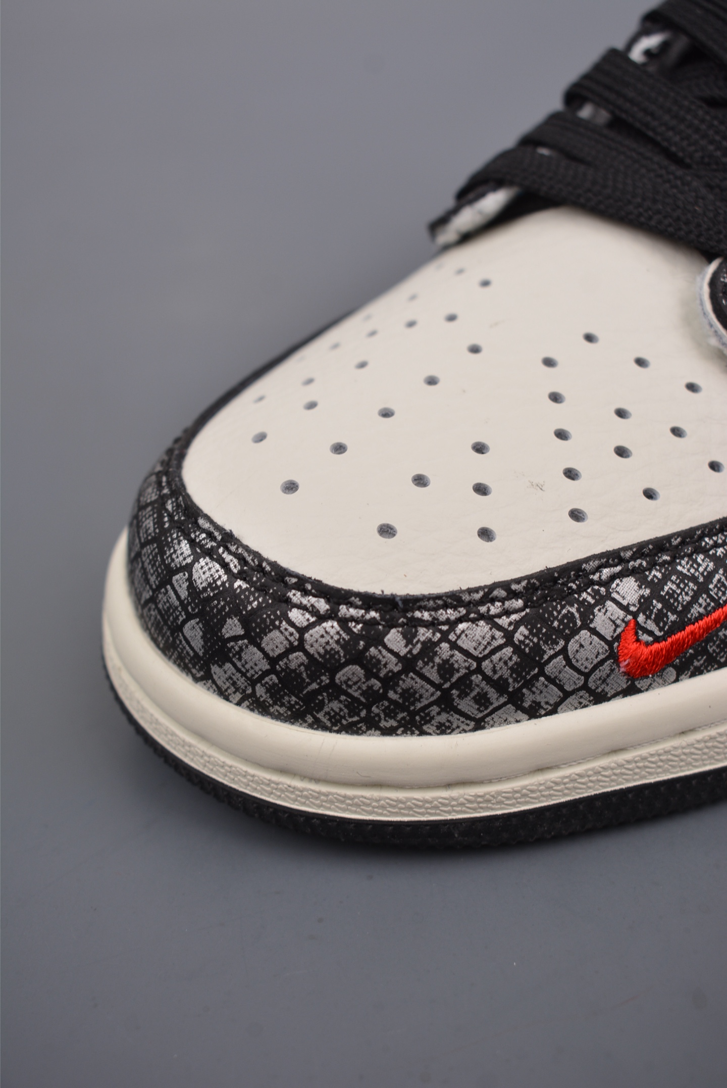 Fragment x Travis Scott x蛇年限定 Air Jordan 1 Low 三方联名倒钩  CH6336-023
