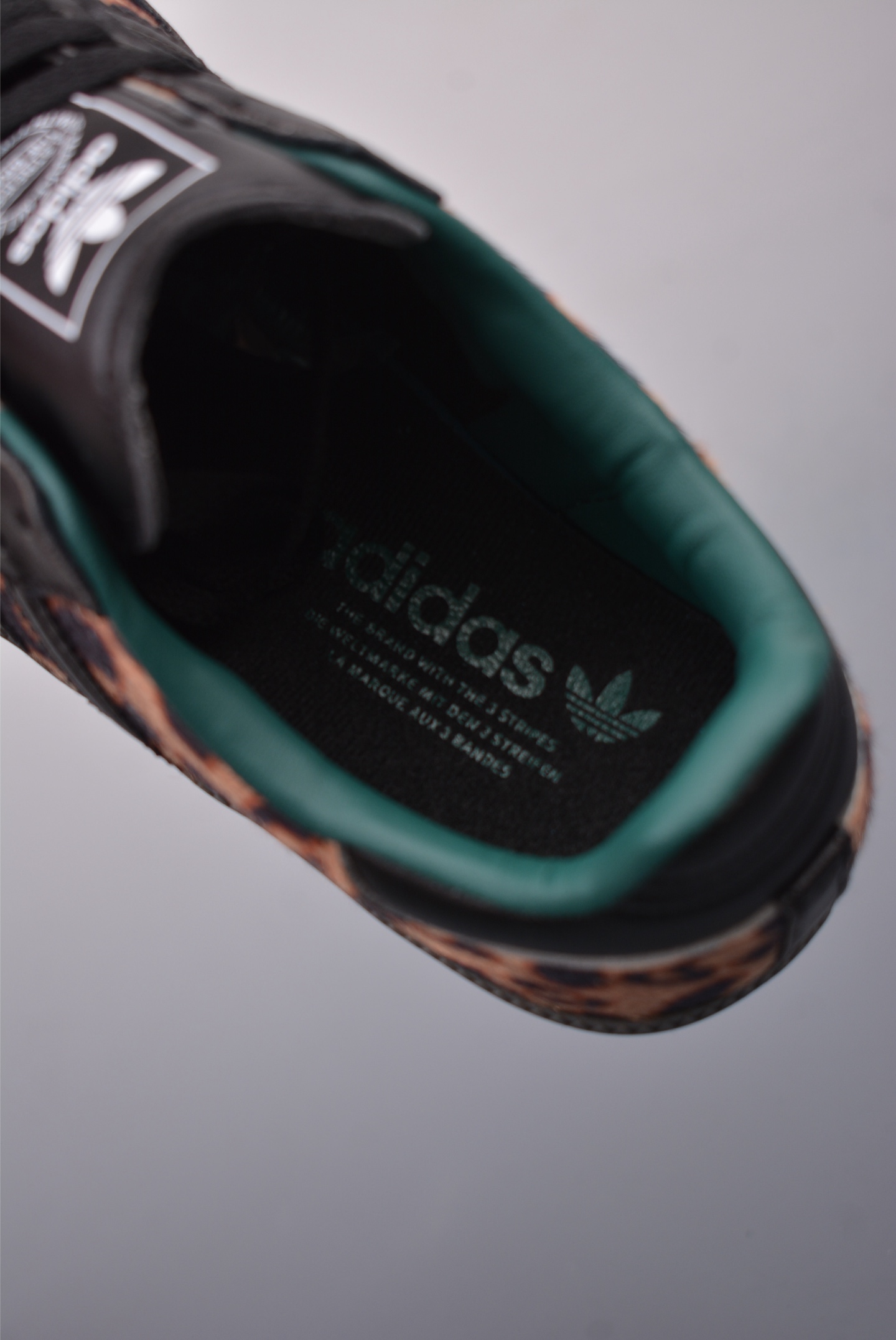 顶级纯原 市售最高版本🔥  💰130 
Adidas Samba OG 三叶草
性价比天花板 先行尝鲜版 
桑巴纪念日系列 区别市面假皮革通货
Adidas 近70年的经典Samba OG 原装全头层制作♨超软头层真皮杜绝劣质仿皮 ‼修长的鞋楦,略微尖尖的鞋头,翻毛皮的鞋头拼接,这些我们都看得到的元素正是Samba的设计灵魂
官方货号：JI27352226
Size：36 37 37.5 38 38.5 39 40 40.5 41 42 42.5 43 44 44.5 45