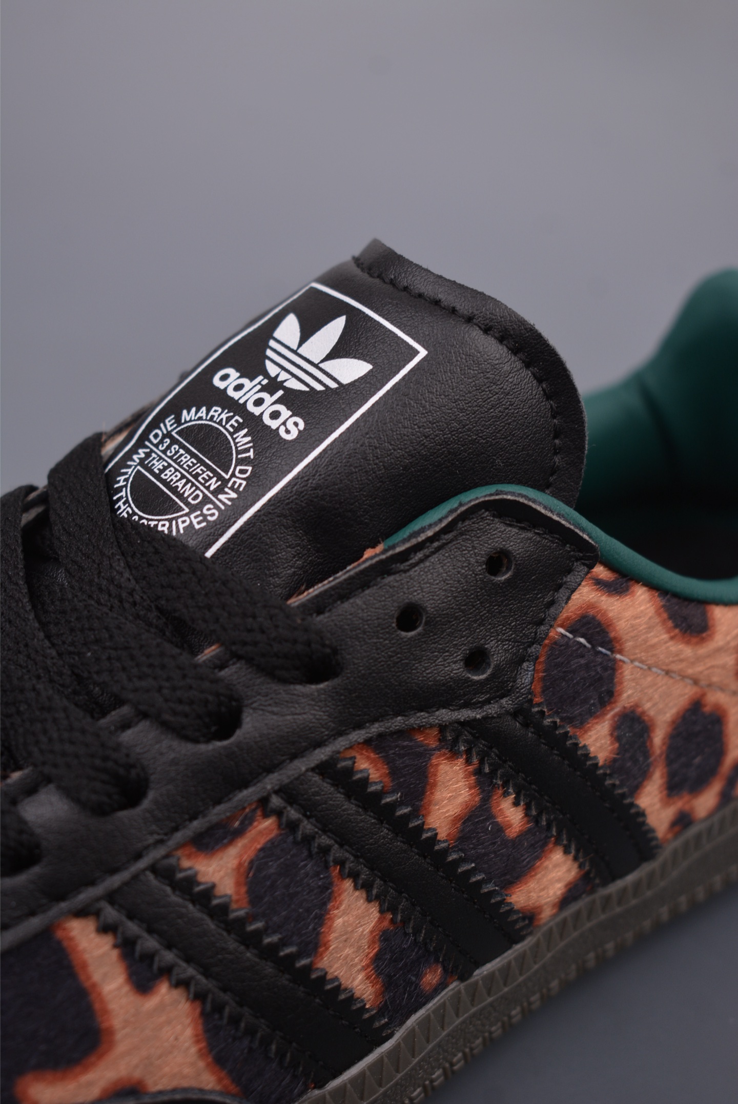 顶级纯原 市售最高版本🔥  💰130 
Adidas Samba OG 三叶草
性价比天花板 先行尝鲜版 
桑巴纪念日系列 区别市面假皮革通货
Adidas 近70年的经典Samba OG 原装全头层制作♨超软头层真皮杜绝劣质仿皮 ‼修长的鞋楦,略微尖尖的鞋头,翻毛皮的鞋头拼接,这些我们都看得到的元素正是Samba的设计灵魂
官方货号：JI27352226
Size：36 37 37.5 38 38.5 39 40 40.5 41 42 42.5 43 44 44.5 45