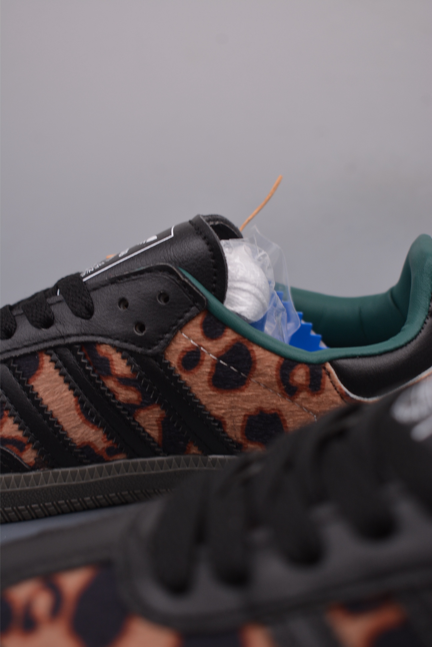 顶级纯原 市售最高版本🔥  💰130 
Adidas Samba OG 三叶草
性价比天花板 先行尝鲜版 
桑巴纪念日系列 区别市面假皮革通货
Adidas 近70年的经典Samba OG 原装全头层制作♨超软头层真皮杜绝劣质仿皮 ‼修长的鞋楦,略微尖尖的鞋头,翻毛皮的鞋头拼接,这些我们都看得到的元素正是Samba的设计灵魂
官方货号：JI27352226
Size：36 37 37.5 38 38.5 39 40 40.5 41 42 42.5 43 44 44.5 45