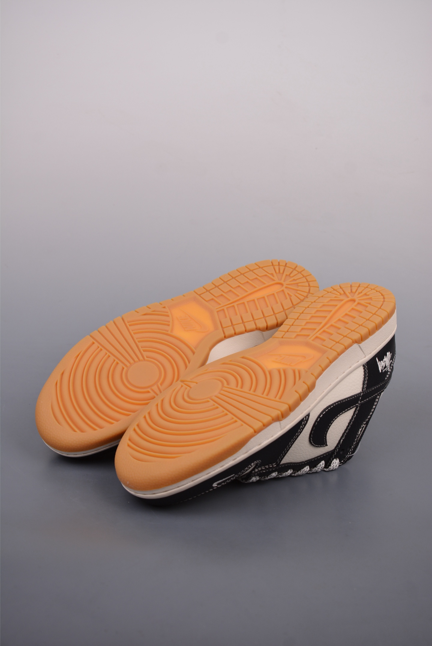 Nike SB Dunk Low 斯图西联名  XX3168-120