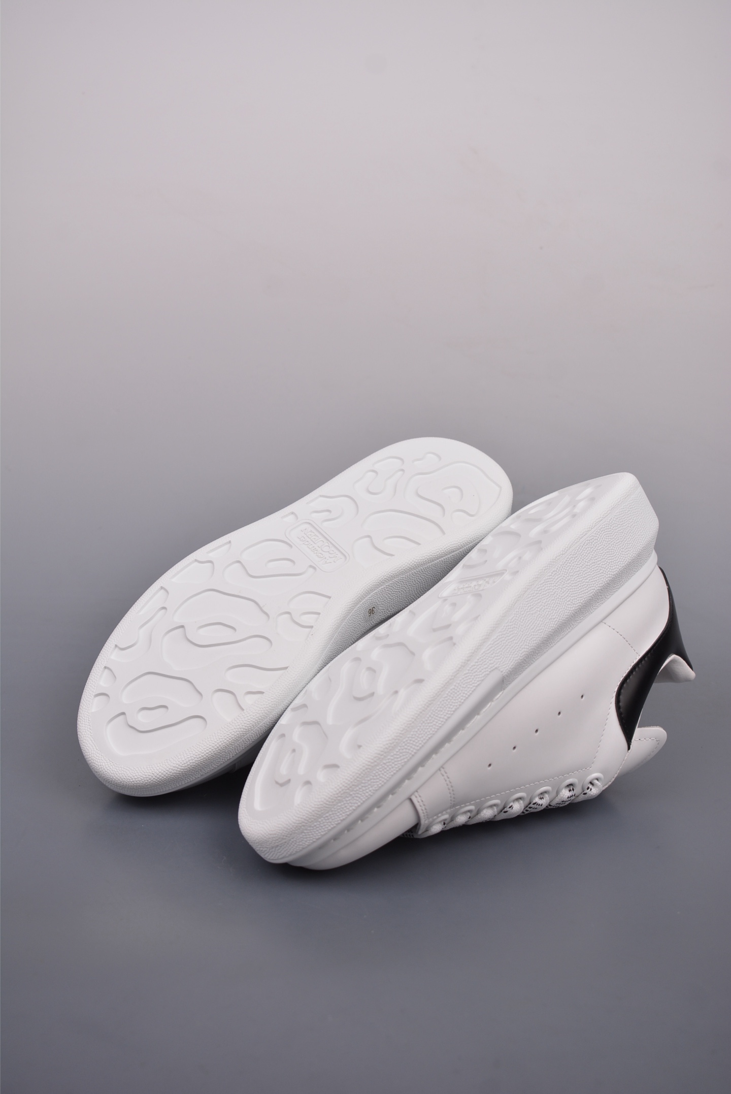 380  Alexander McQueen/亚历山大麦昆 经典松糕鞋厚底增高小白鞋
