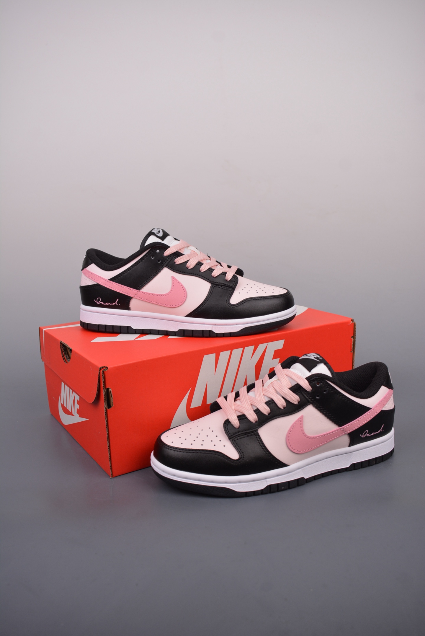 Nike SB Dunk Low 黑粉字母  CW1590-100
