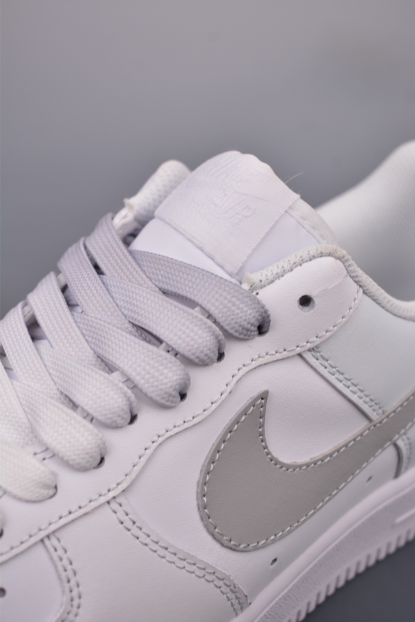 200 Nike Air Force 1 Low 白灰渐变  FN0366-102