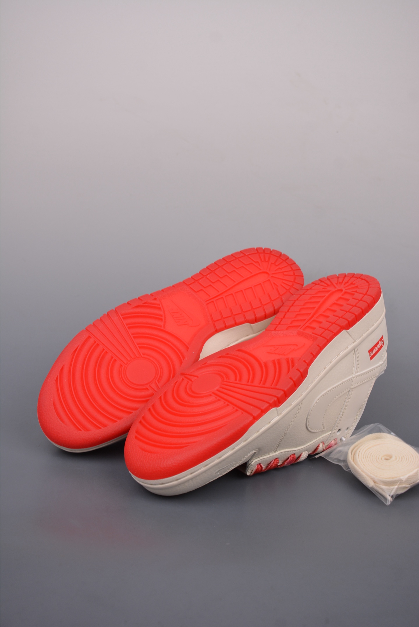 Nike SB Dunk Low Supreme限定  BB8675-104