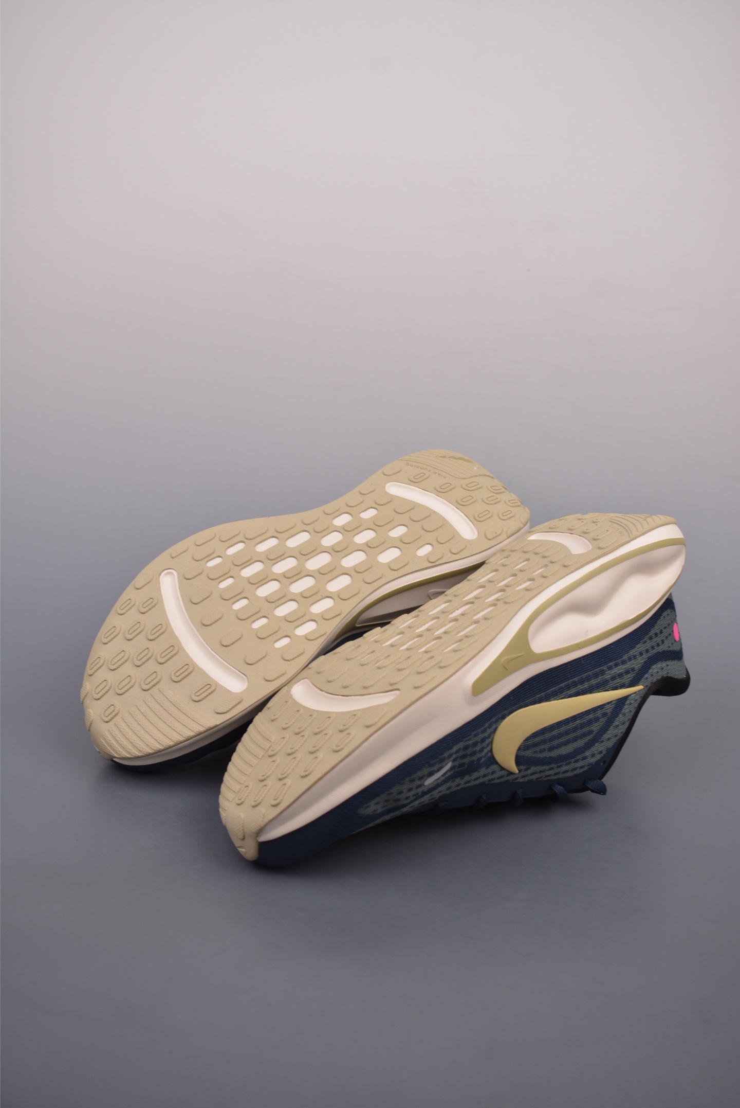180 Nike Journey Run 2024跑步鞋 FN0228-403