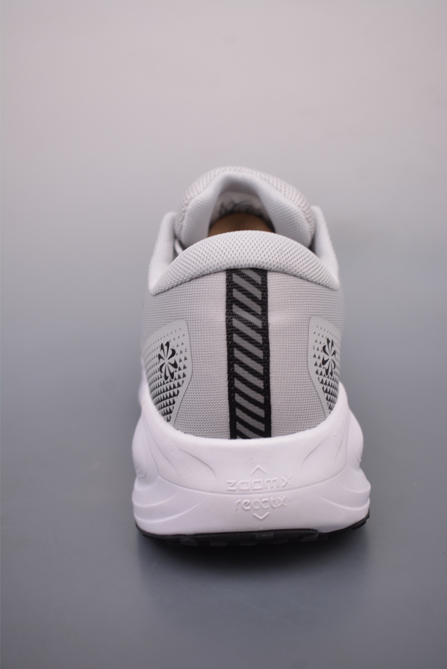 180 Nike Air Zoom Vomero 18X  HM25193725