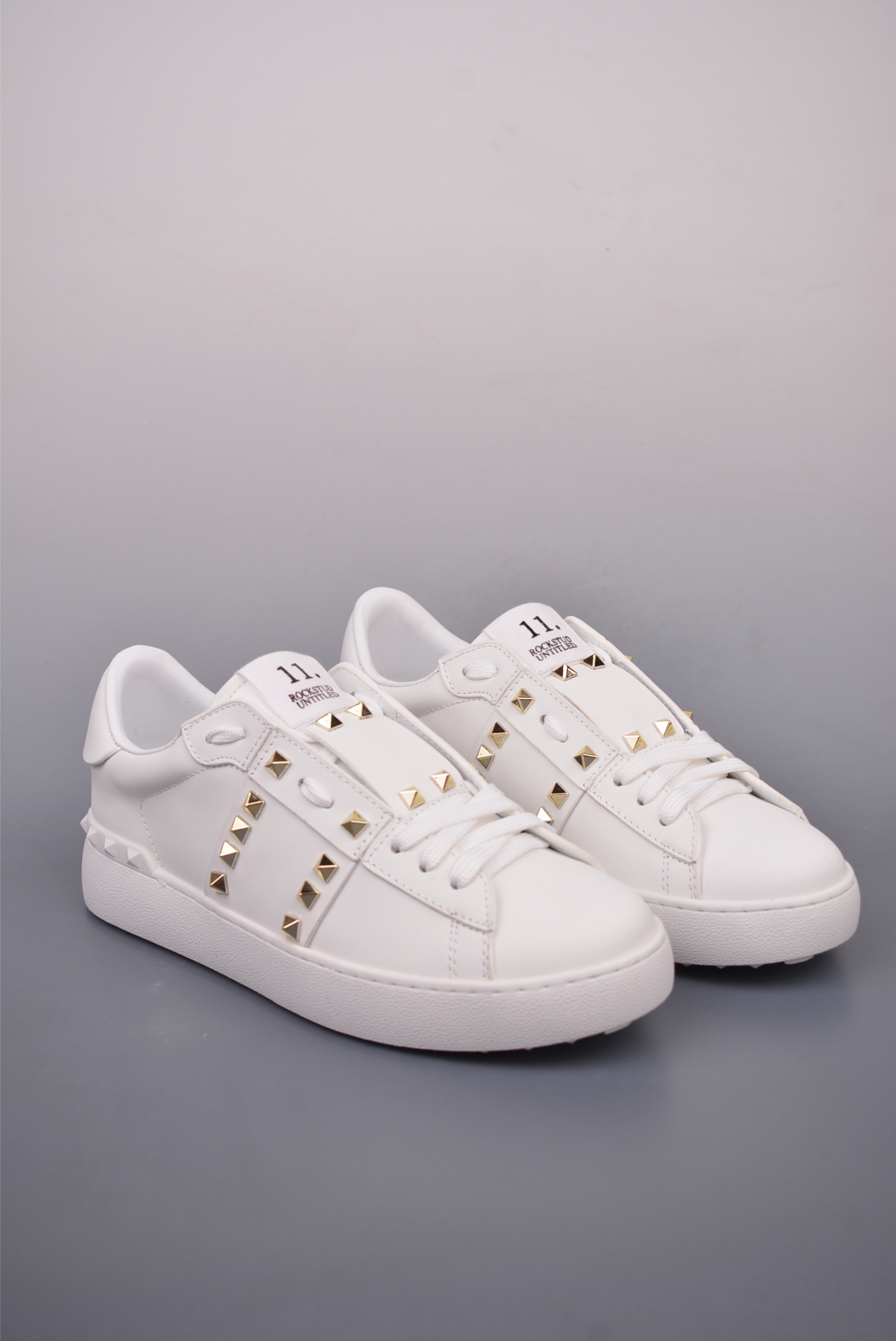 420   Valentino 华伦天奴休闲铆钉小白鞋 2025最新款时尚运动板鞋  RY2S0830BLUBL72324