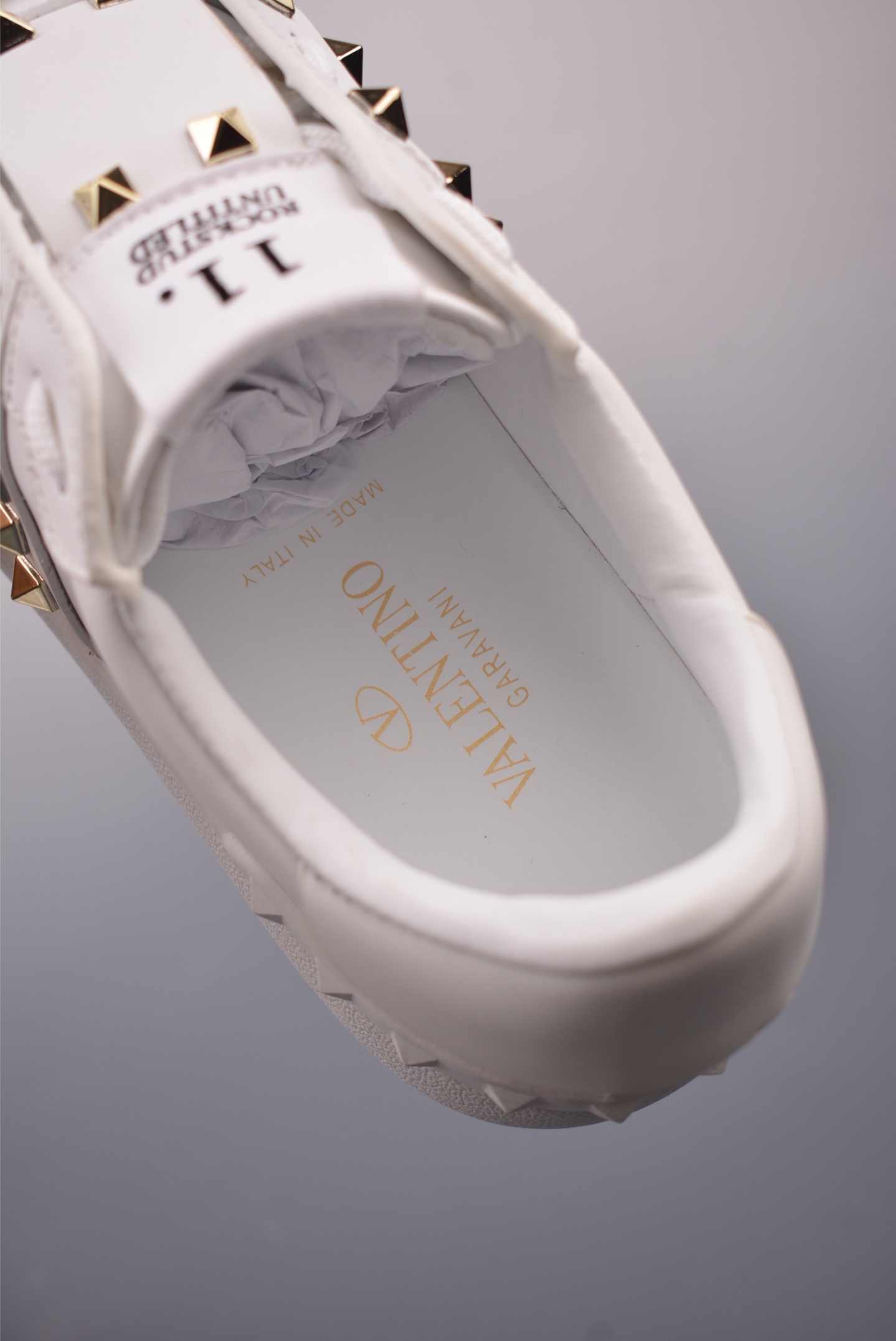 420   Valentino 华伦天奴休闲铆钉小白鞋 2025最新款时尚运动板鞋  RY2S0830BLUBL72324