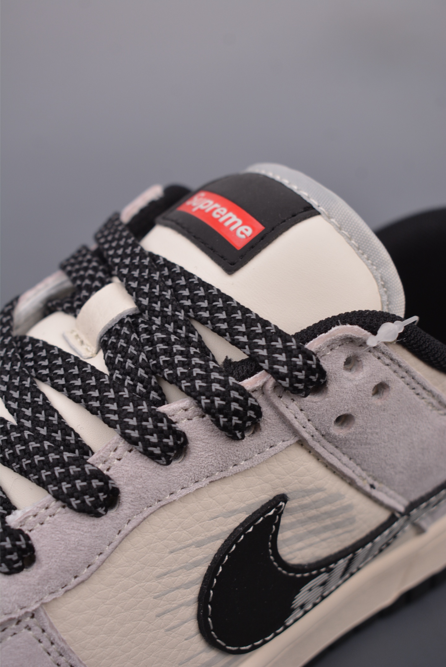 200  NIKE SB Dunk Low    XF8698