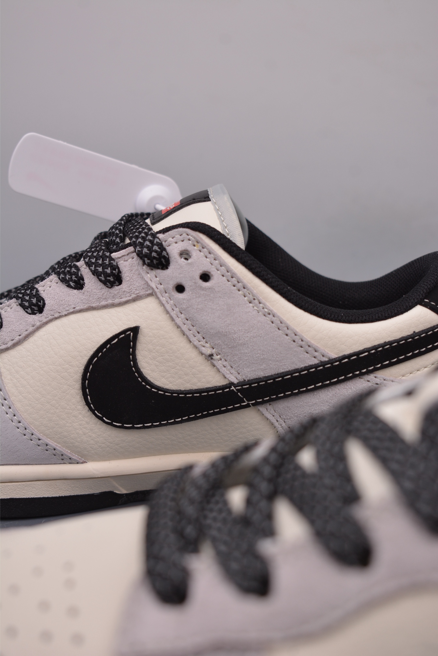 200  NIKE SB Dunk Low    XF8698