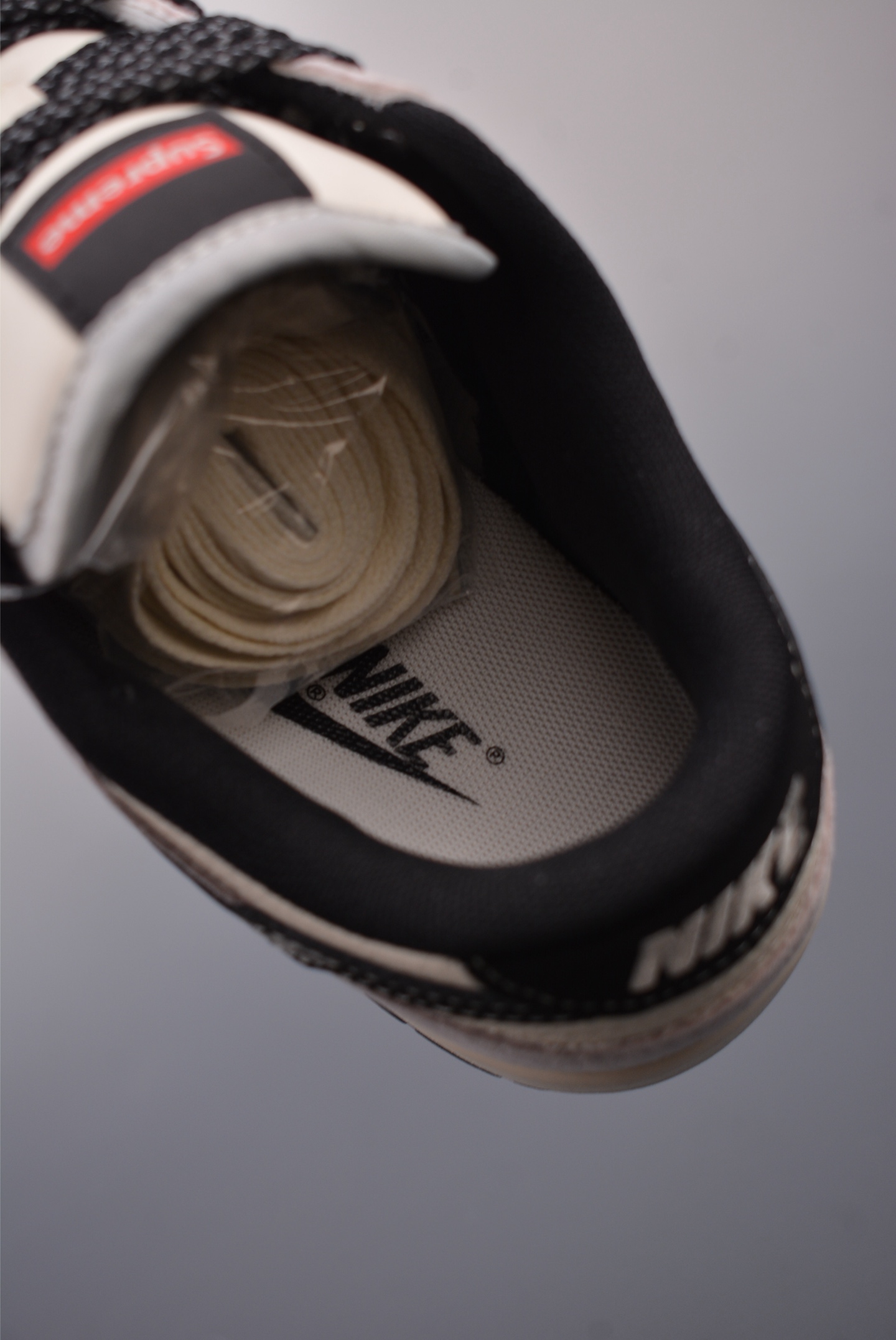 200  NIKE SB Dunk Low    XF8698