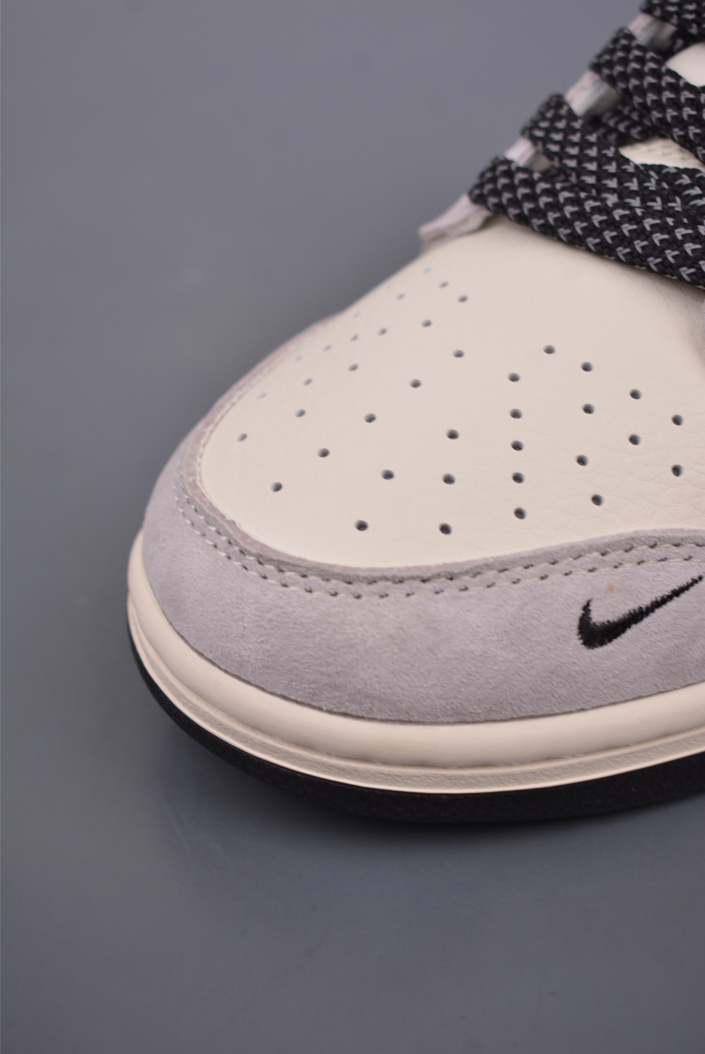 200  NIKE SB Dunk Low    XF8698