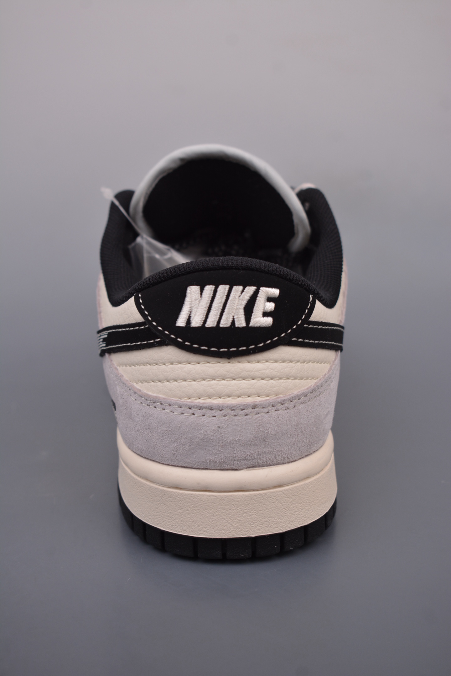 200  NIKE SB Dunk Low    XF8698
