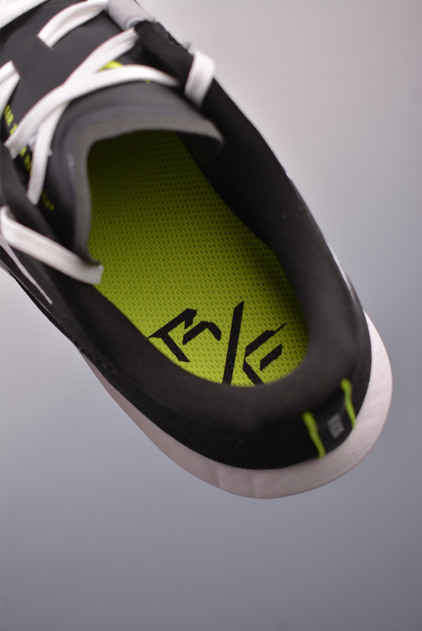180  NIKE Zoom Rival Fly 4  耐克超弹轻盈跑步鞋  FV6040-001